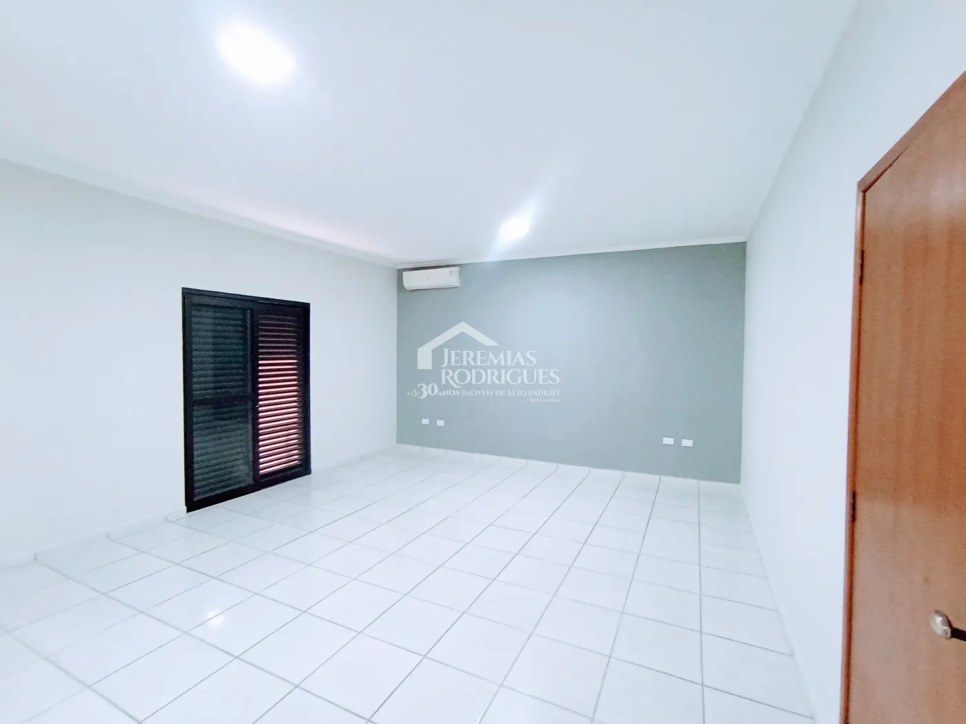 Casa para venda e locação com 4 dormitórios no Condomínio Campos do Conde I em Tremembé/SP