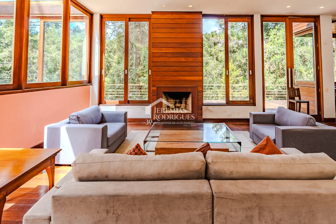 Casa para venda com 5 suítes no Condomínio Villandry em Campos do Jordão/SP