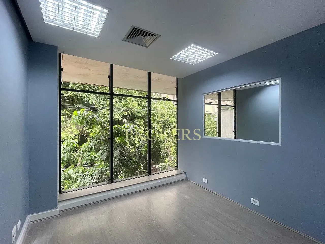 Prédio corporativo independente com 4 pavimentos em Botafogo