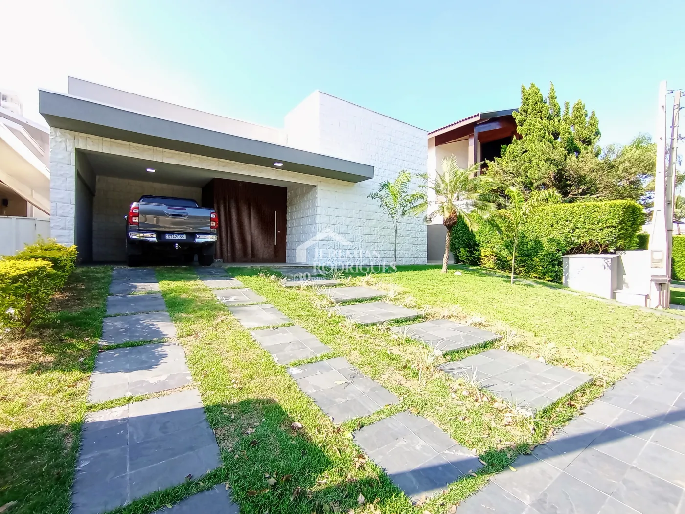 Casa à venda com 3 dormitórios no Condomínio Taubaté Village em Taubaté/SP.