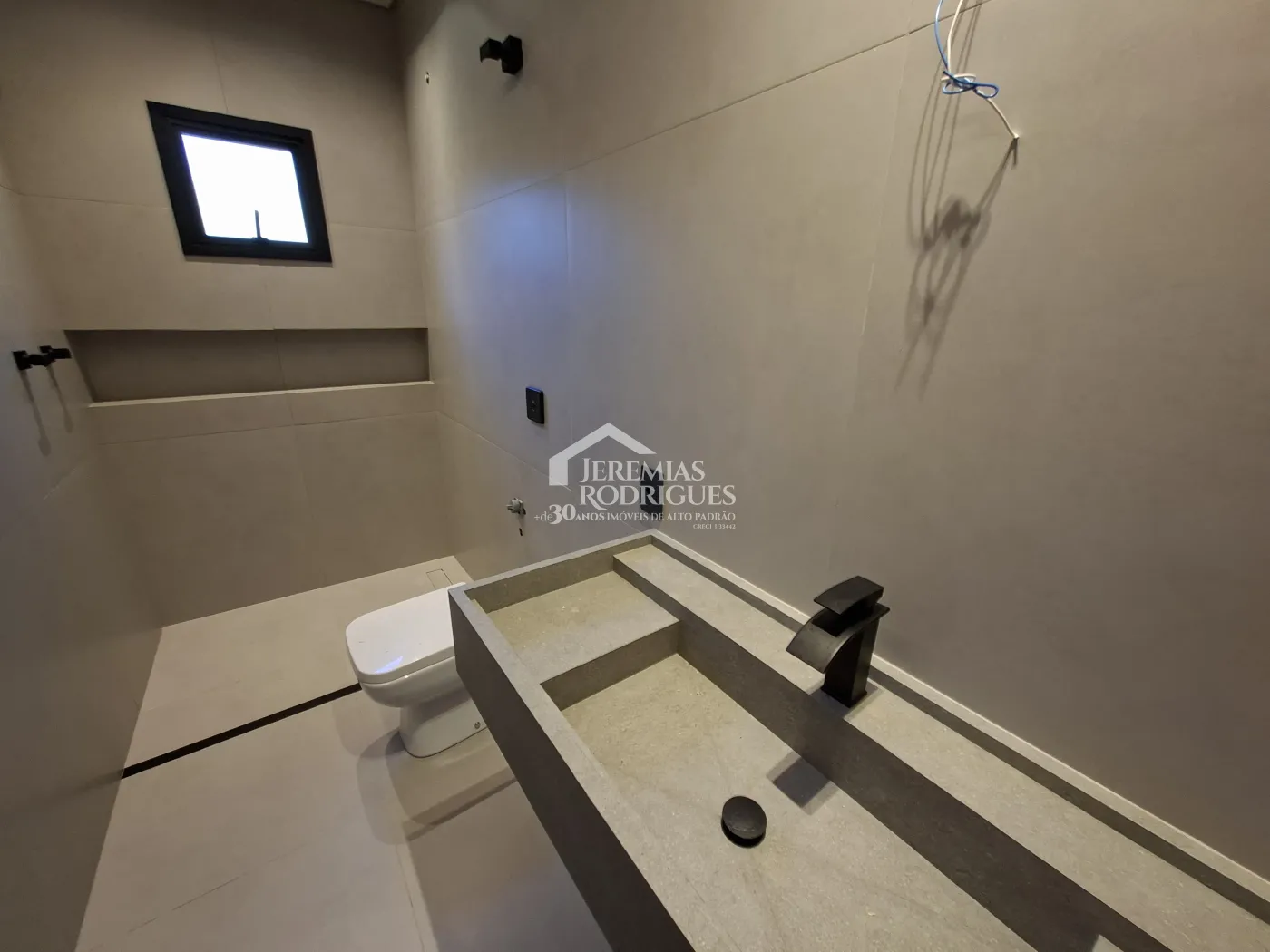 Casa à venda com 4 dormitórios, no Condomínio Parque da Mantiqueira em Santo Antônio do Pinhal/SP.