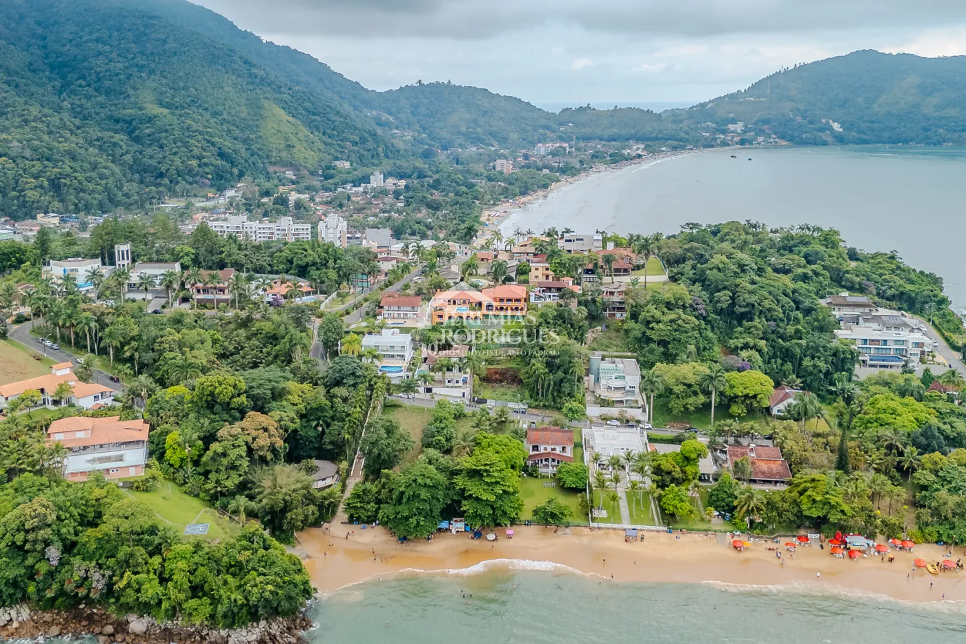 Mansão à venda com 7suítes no Condomínio Santa Rita em Ubatuba/SP.