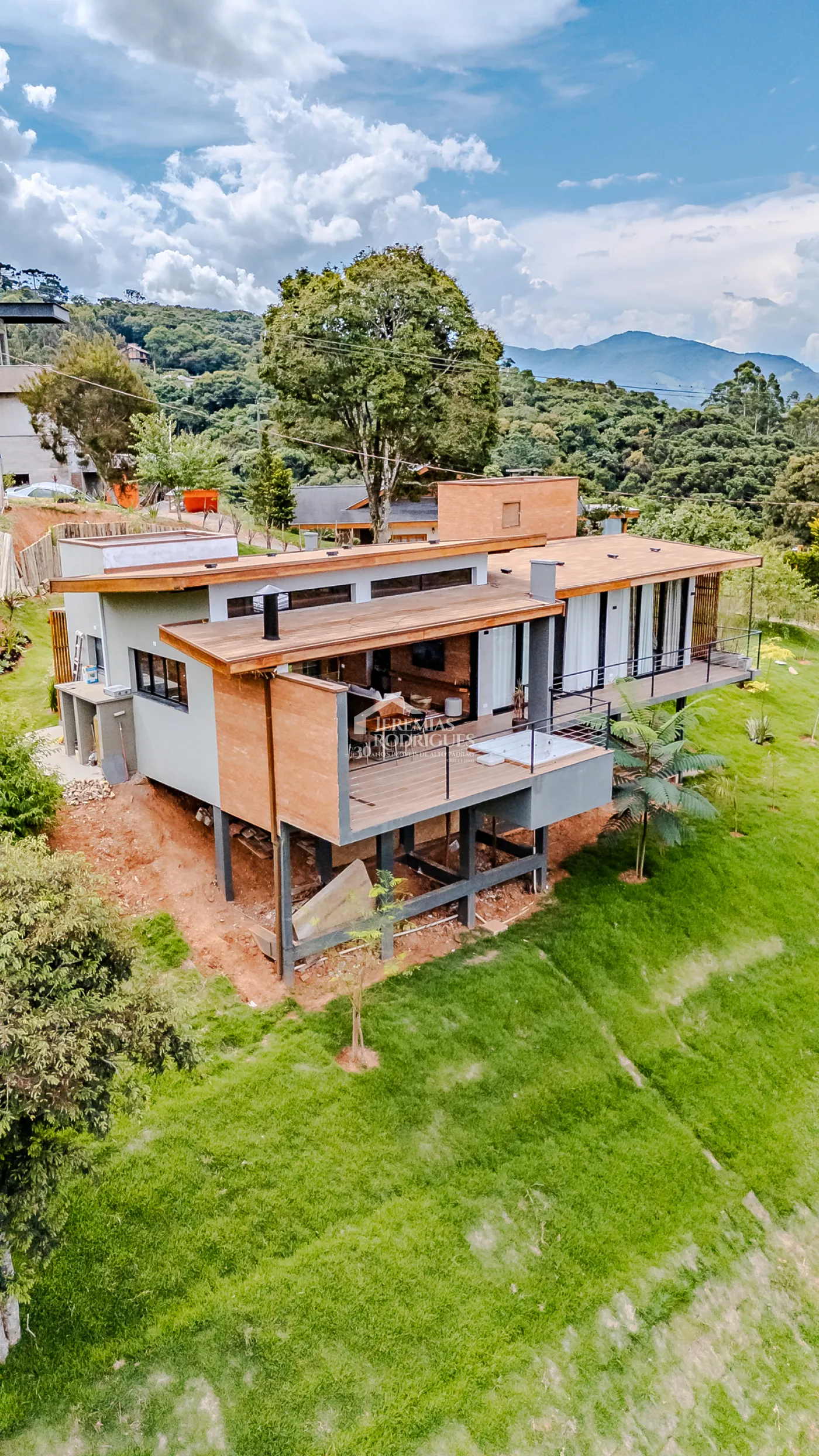 Casa à venda térrea com 2 suítes no Condomínio Parque da Mantiqueira em Santo Antônio do Pinhal/SP.