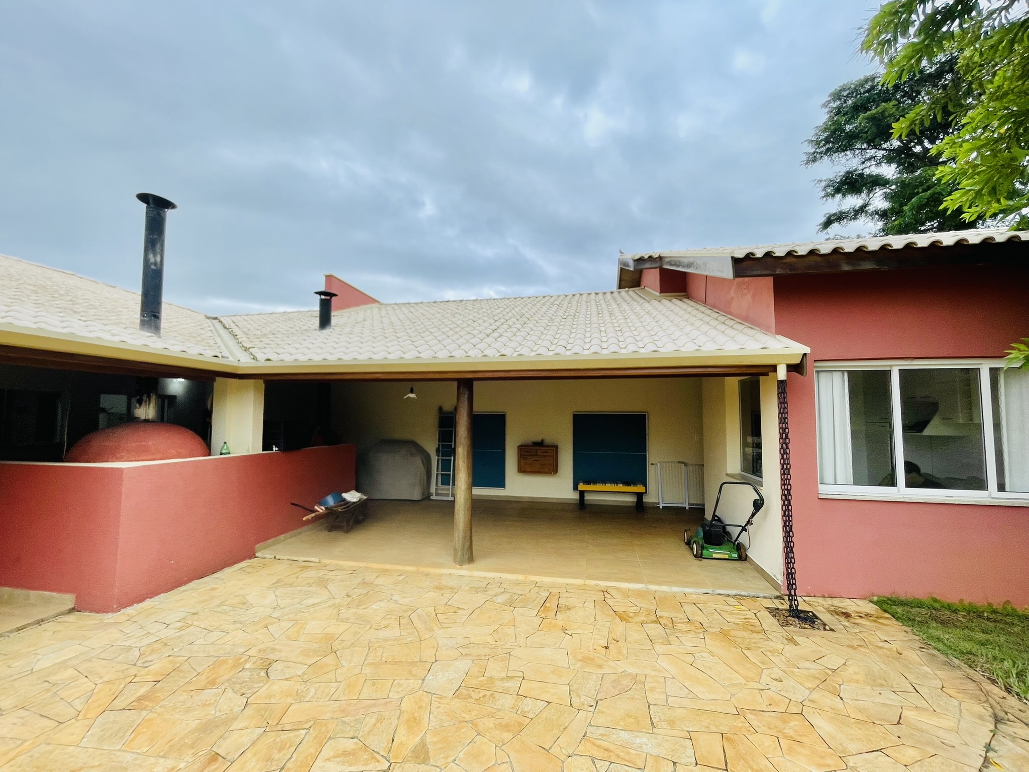 Casa à venda com 4 dormitórios no Condomínio São Félix do Cataguá em Taubaté/SP.