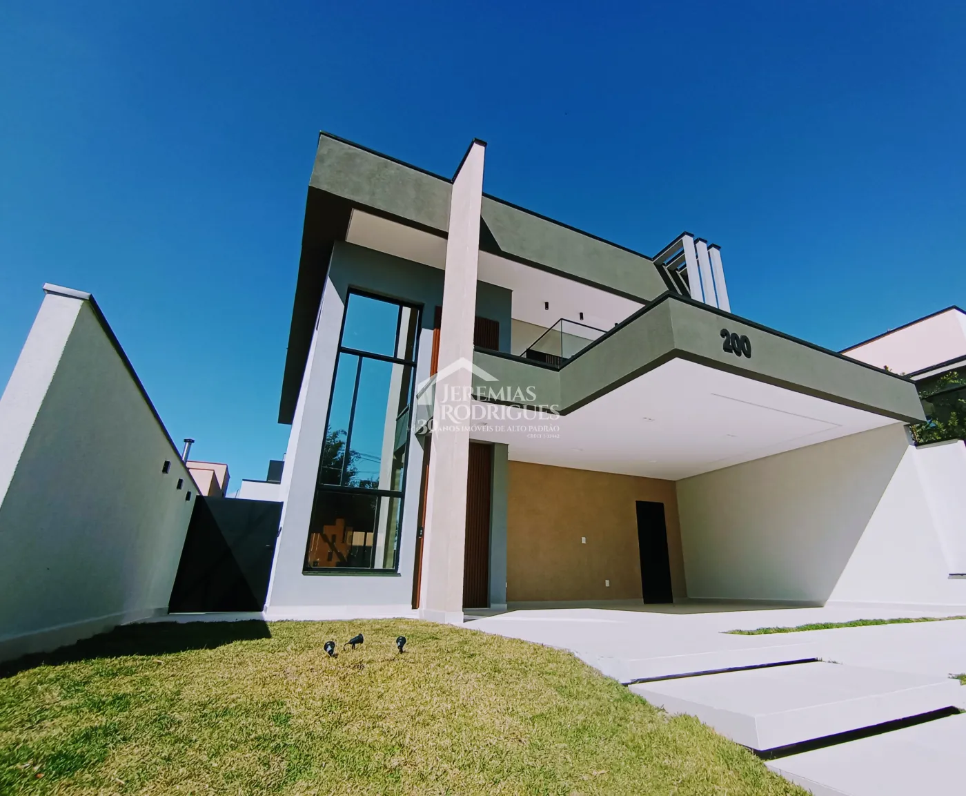 Casa à venda com 3 dormitórios no Condomínio Malibu em Caçapava/SP.