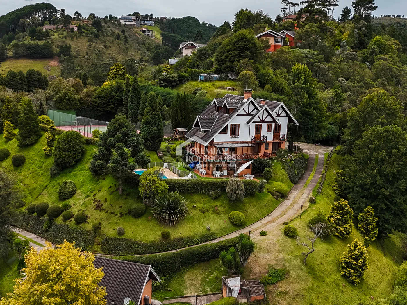Casa à venda com 5 dormitórios no Condomínio Residencial Gran Ville em Campos do Jordão/SP.