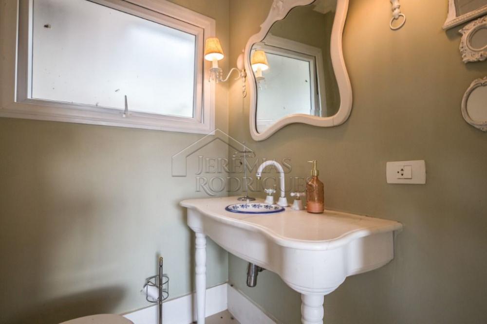 Casa à venda com 7 dormitórios no bairro Recanto das Araucárias em Campos do Jordão/SP.