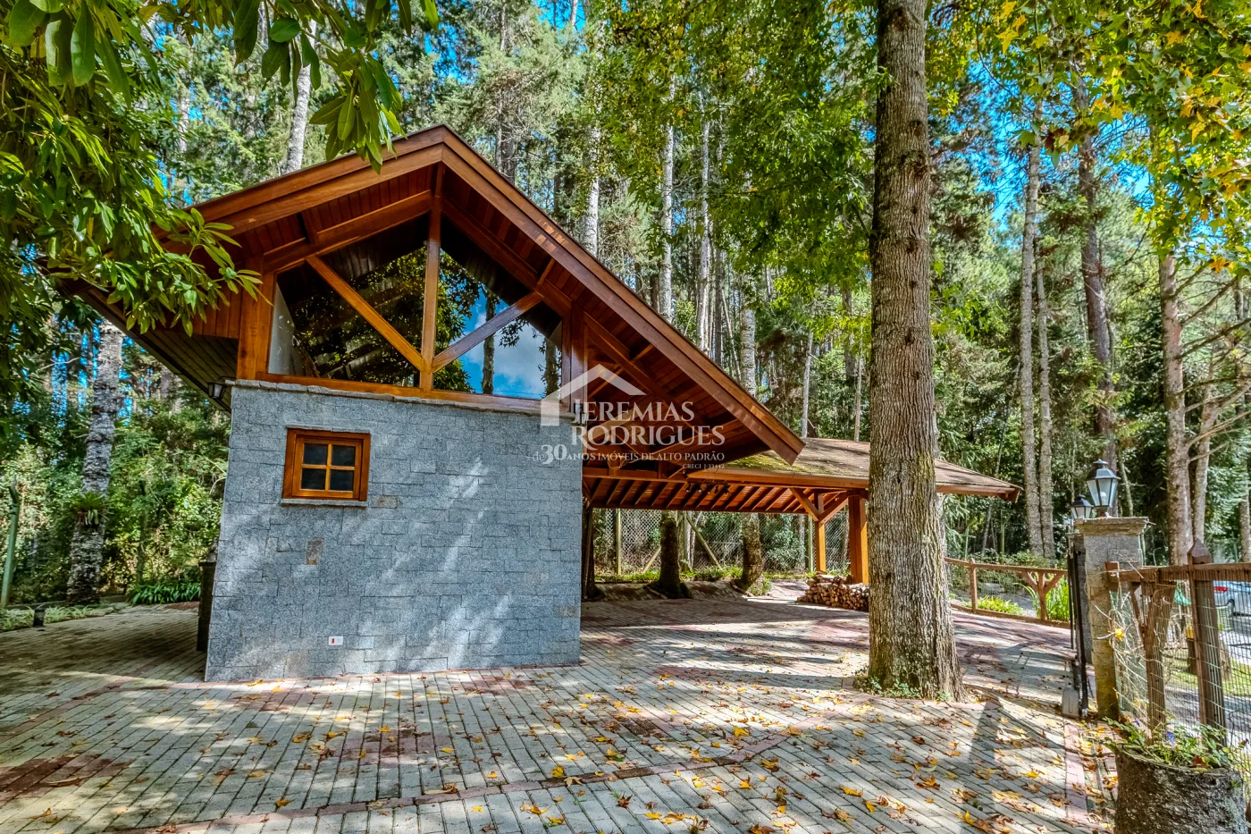 Casa à venda com 3 suítes no Condomínio Reserva Figueiredo em Campos do Jordão/SP.
