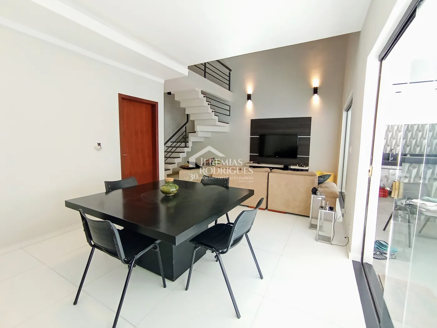 Casa à venda com 3 dormitórios no Condomínio Campos do Conde I em Tremembé/SP.