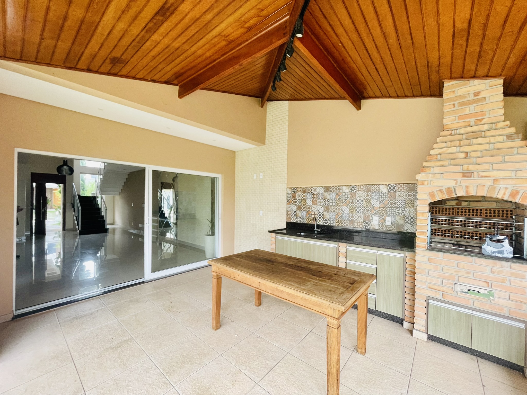 Casa para locação com 4 dormitórios no Condomínio Campos do Conde II em Tremembé/SP.