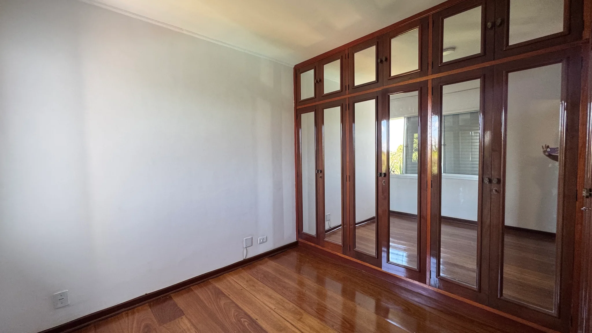 Apartamento para venda e locação no Edifício Serra da Mantiqueira em Pindamonhangaba/SP. 