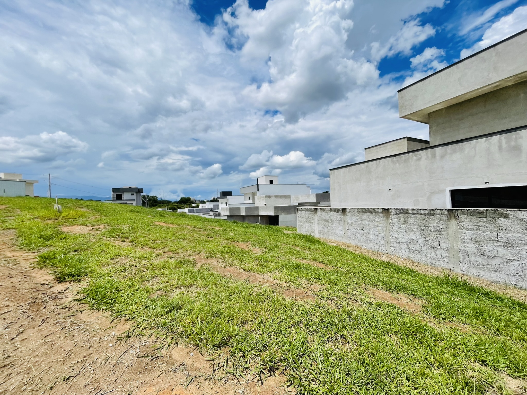Terreno à venda com 278 m² no Condomínio Bosque do Imperador em Pindamonhangaba/SP.