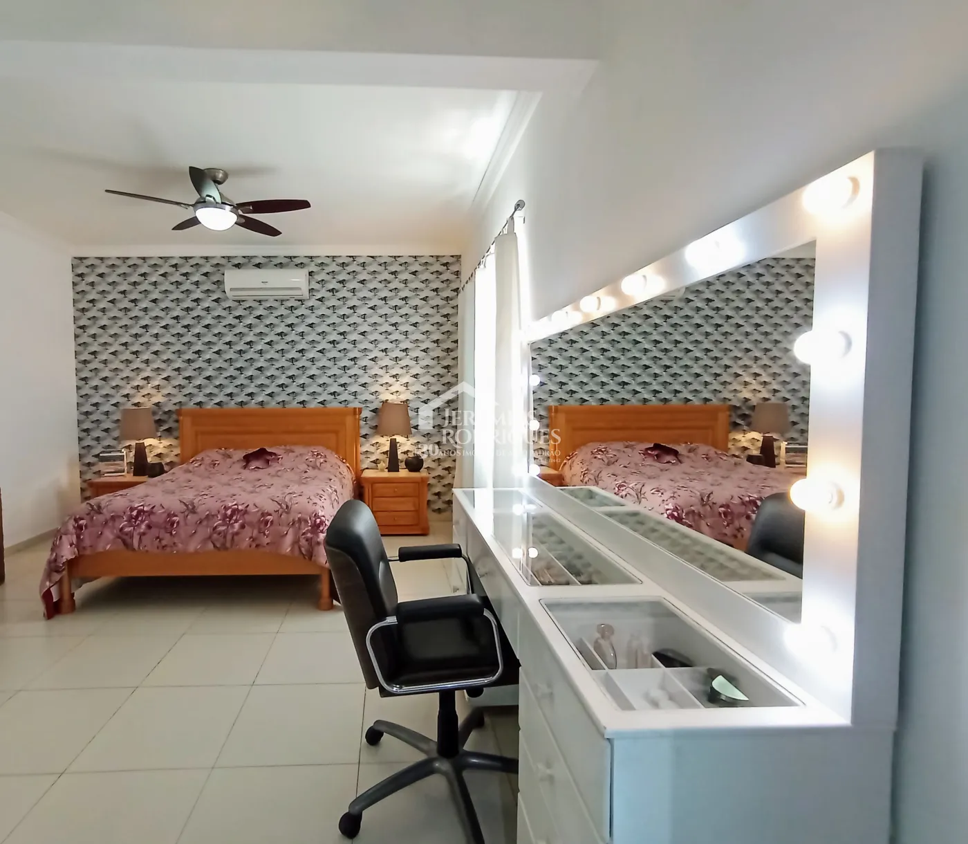 Casa assobradada com 3 suítes - Condomínio Jardim Oásis - Taubaté/SP.