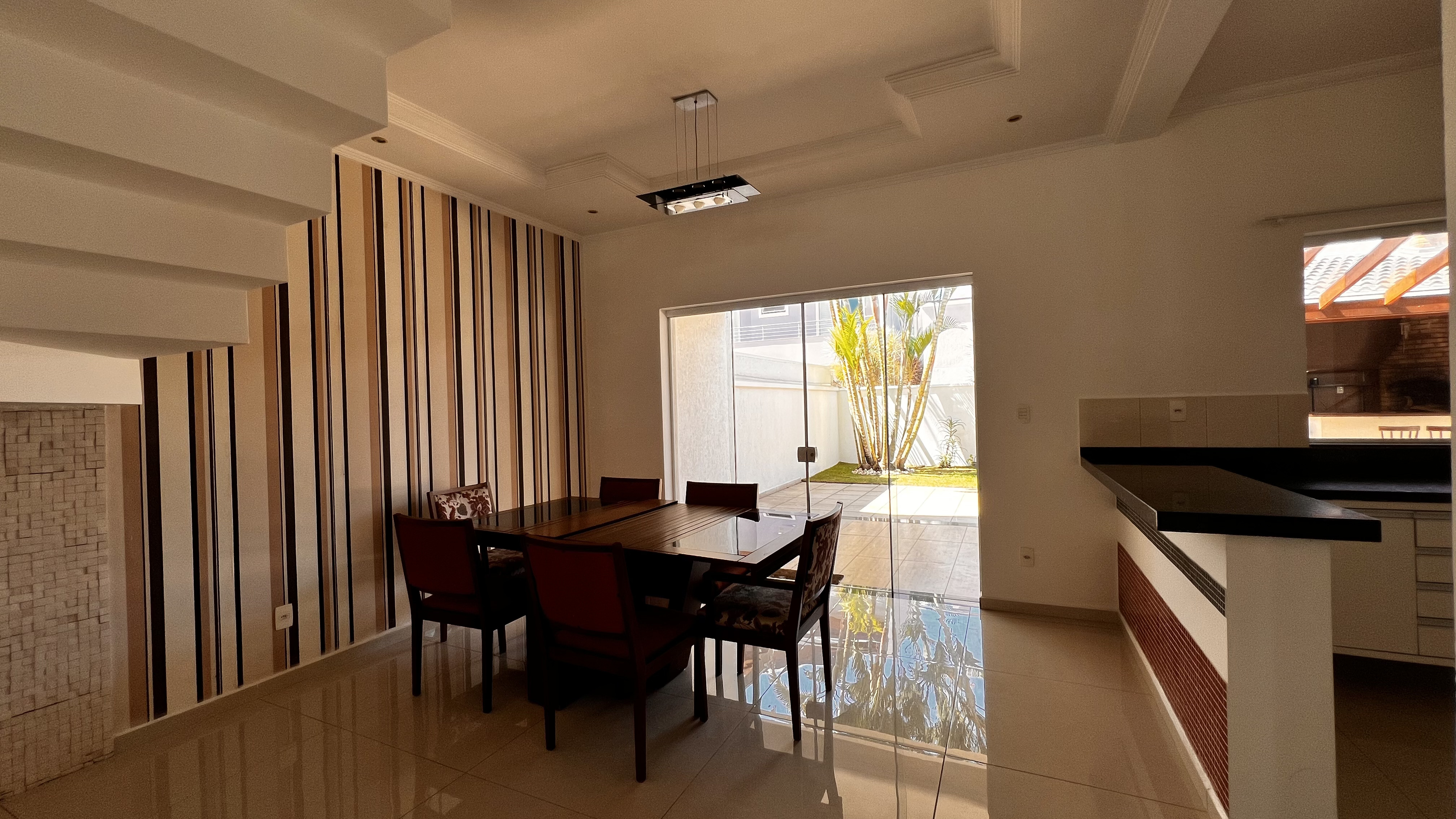 Casa à venda com 4 suítes no Condomínio Campos do Conde II em Tremembé/SP.