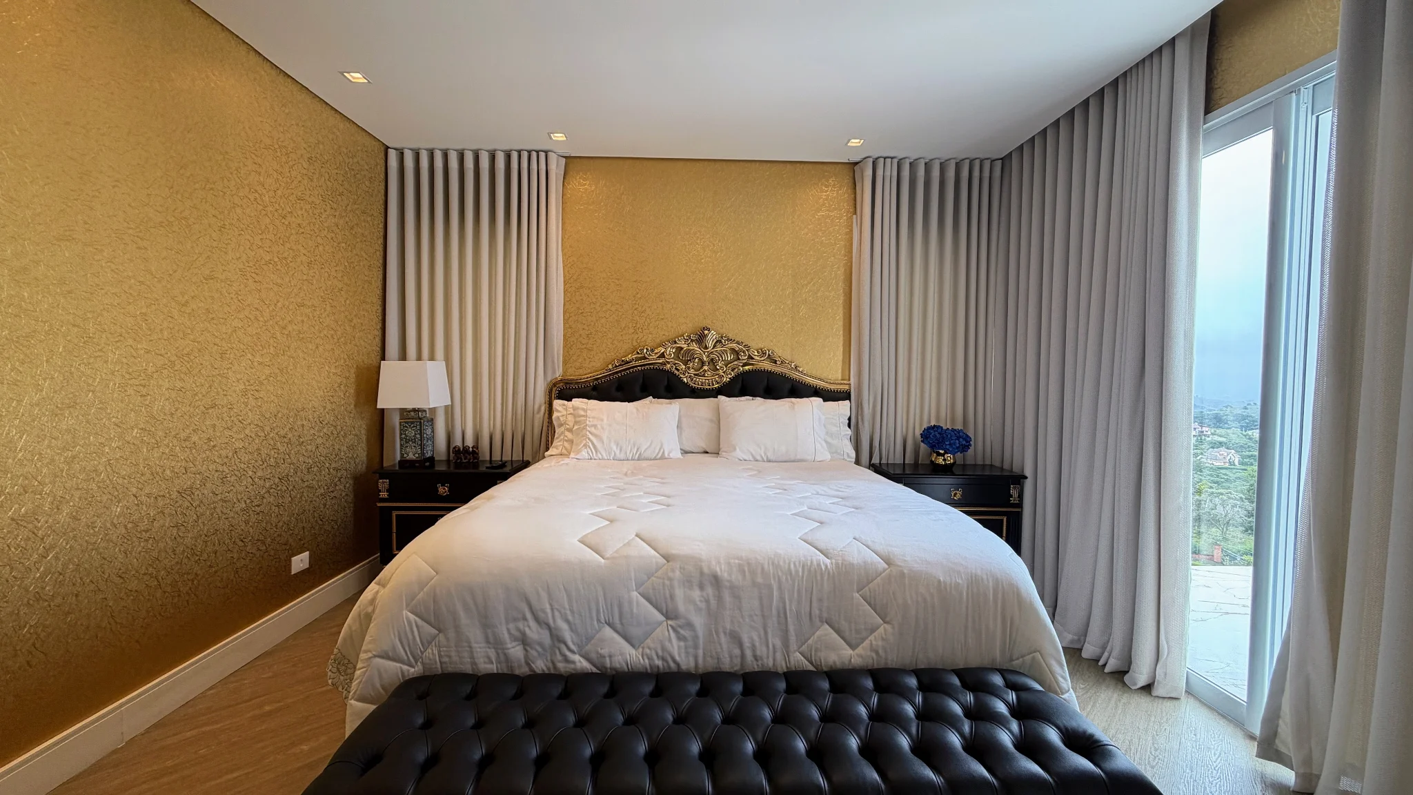 Casa à venda com 4 suítes no  Condomínio Iporanga em Campos do Jordão/SP. 