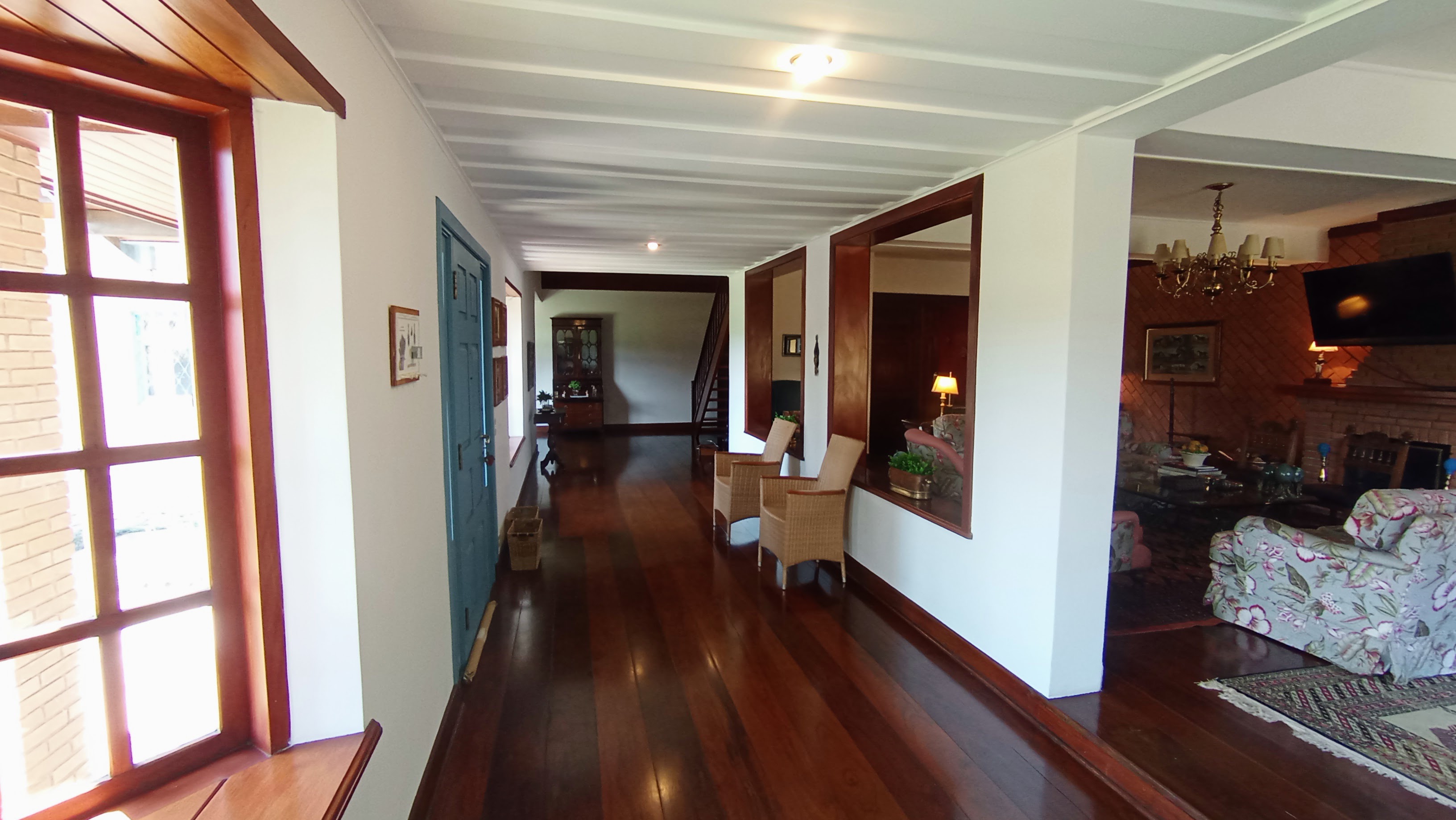 Casa à venda com 5 dormitórios no Capivari em Campos do Jordão/SP.