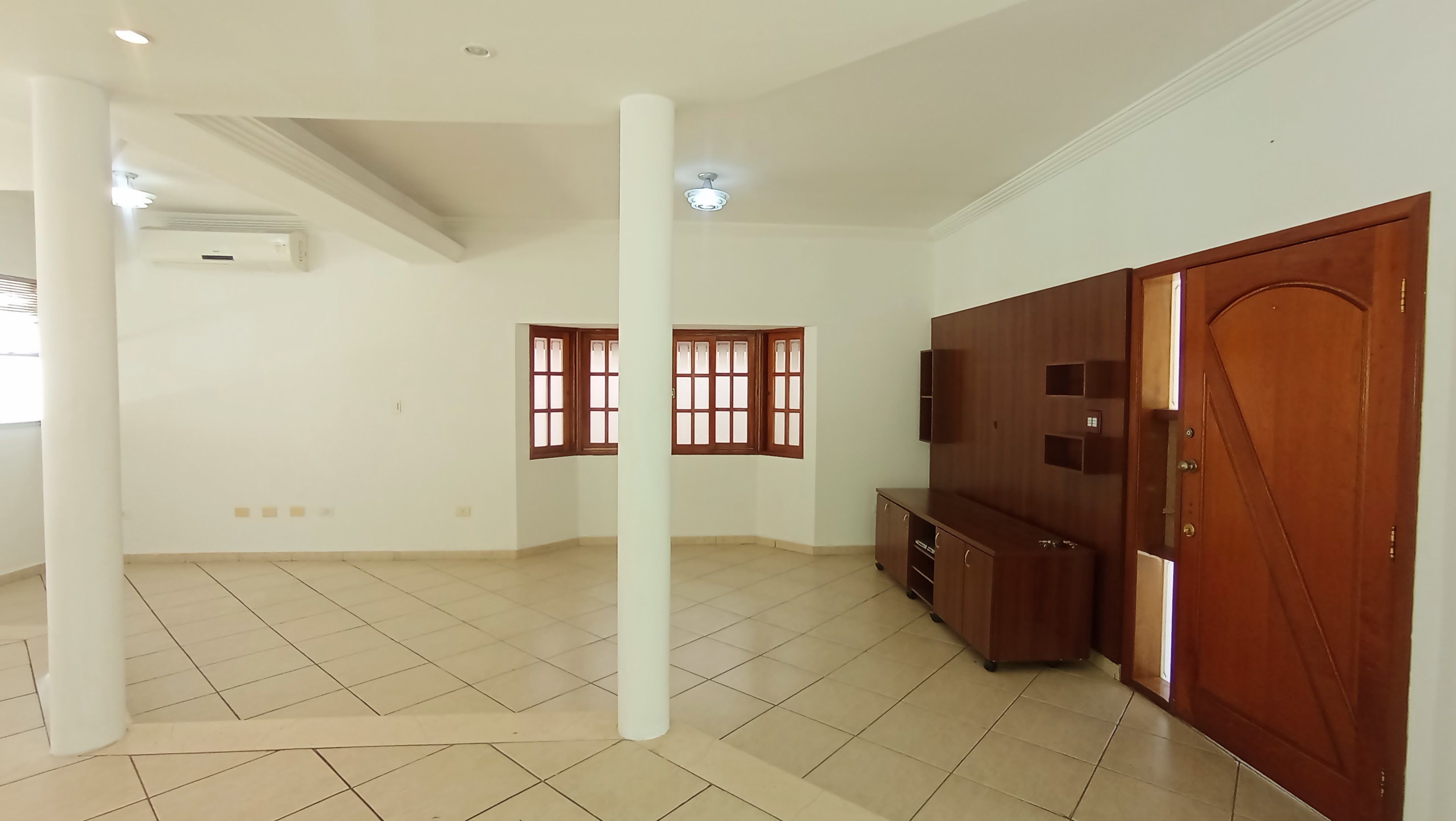 Casa à venda com 3 dormitórios no Condomínio Taubaté Village em Taubaté/SP.
