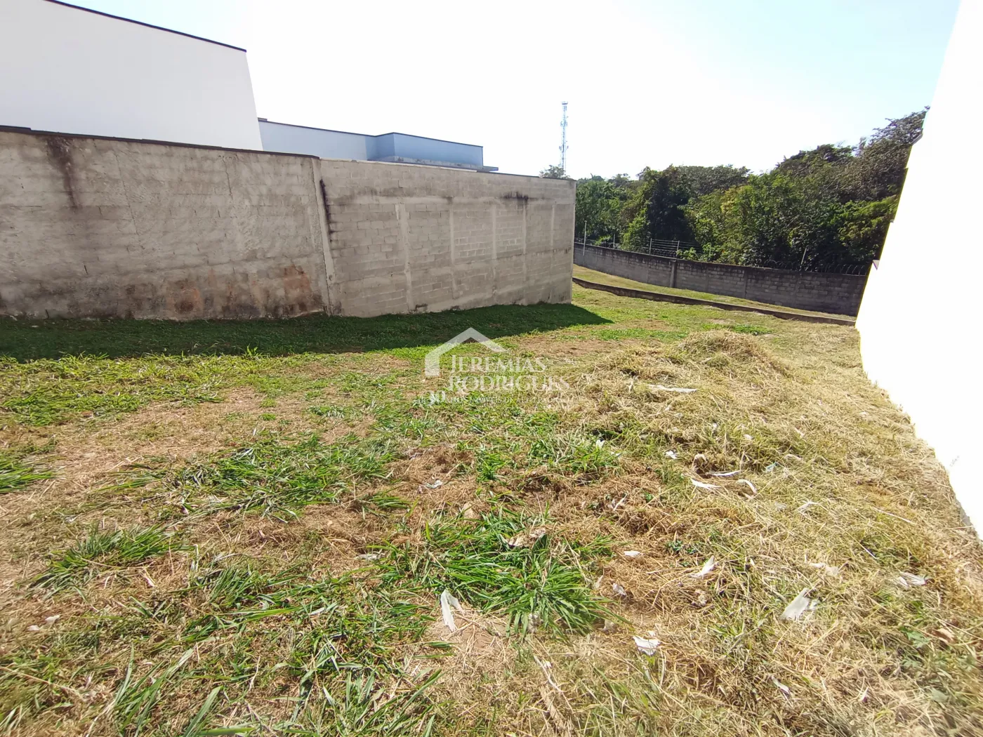 Terreno à venda com 332 m² no Condomínio Parque das Araucárias, em Tremembé/SP.