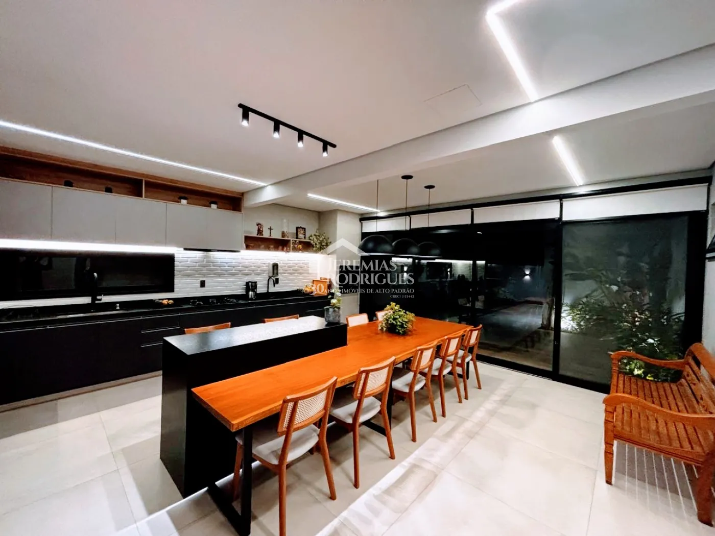 Casa à venda com 5 dormitórios no Condomínio Reserva dos Lagos em Pindamonhangaba/SP.