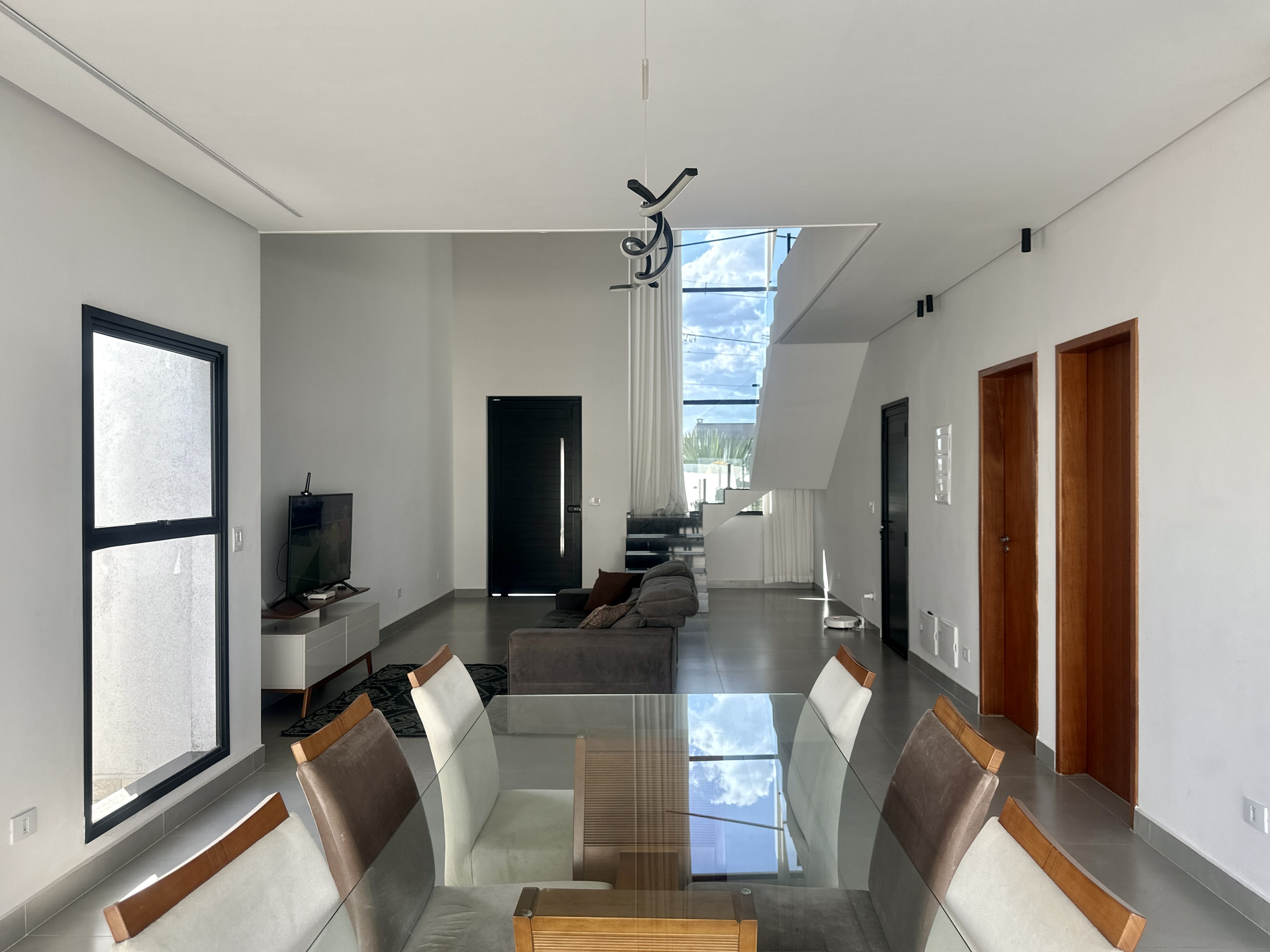 Casa à venda com 4 dormitórios no Condomínio Bella Vitta em Caçapava/SP.