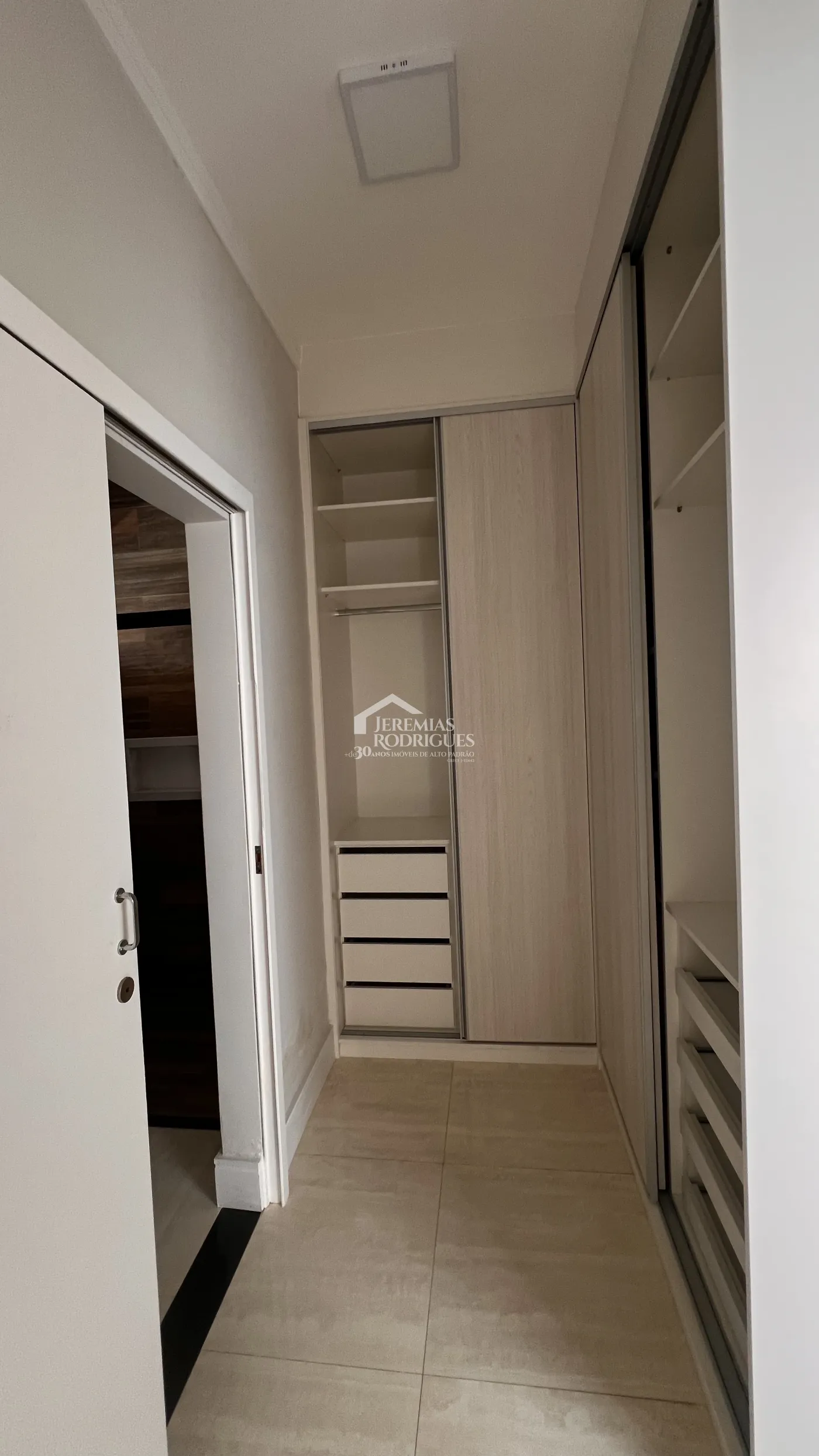 Casa à venda com 3 dormitórios no Condomínio Campos do Conde II em Tremembé/SP.