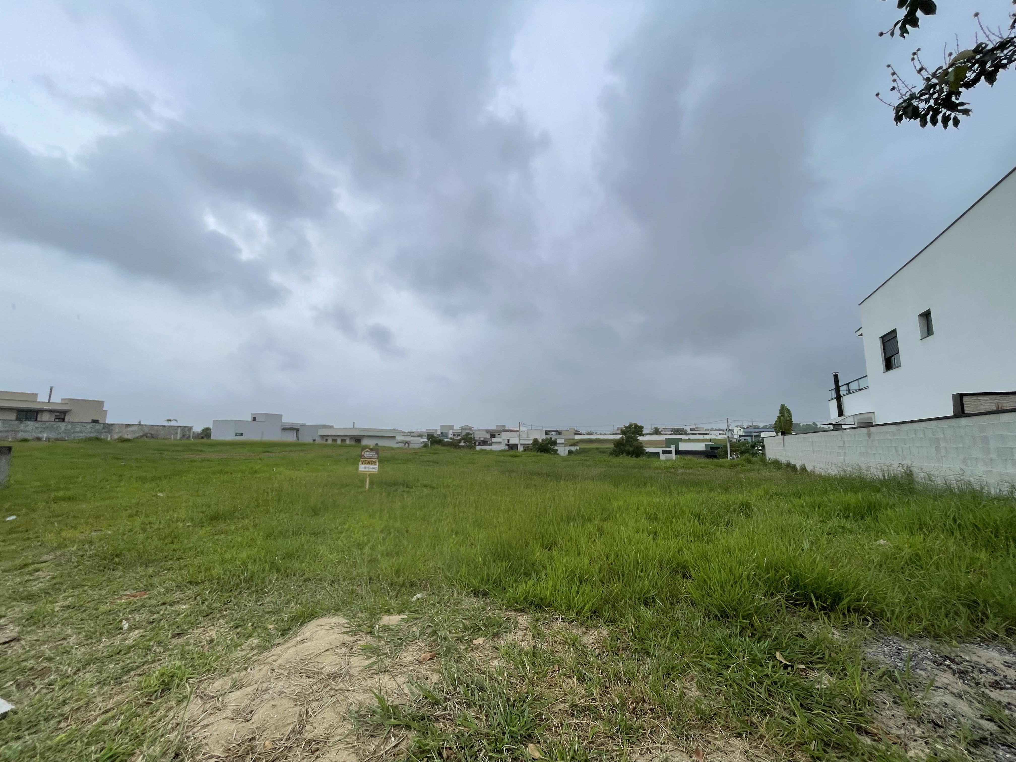 Terreno à venda com 630 m² no Condomínio Village II em Pindamonhangaba/SP. 