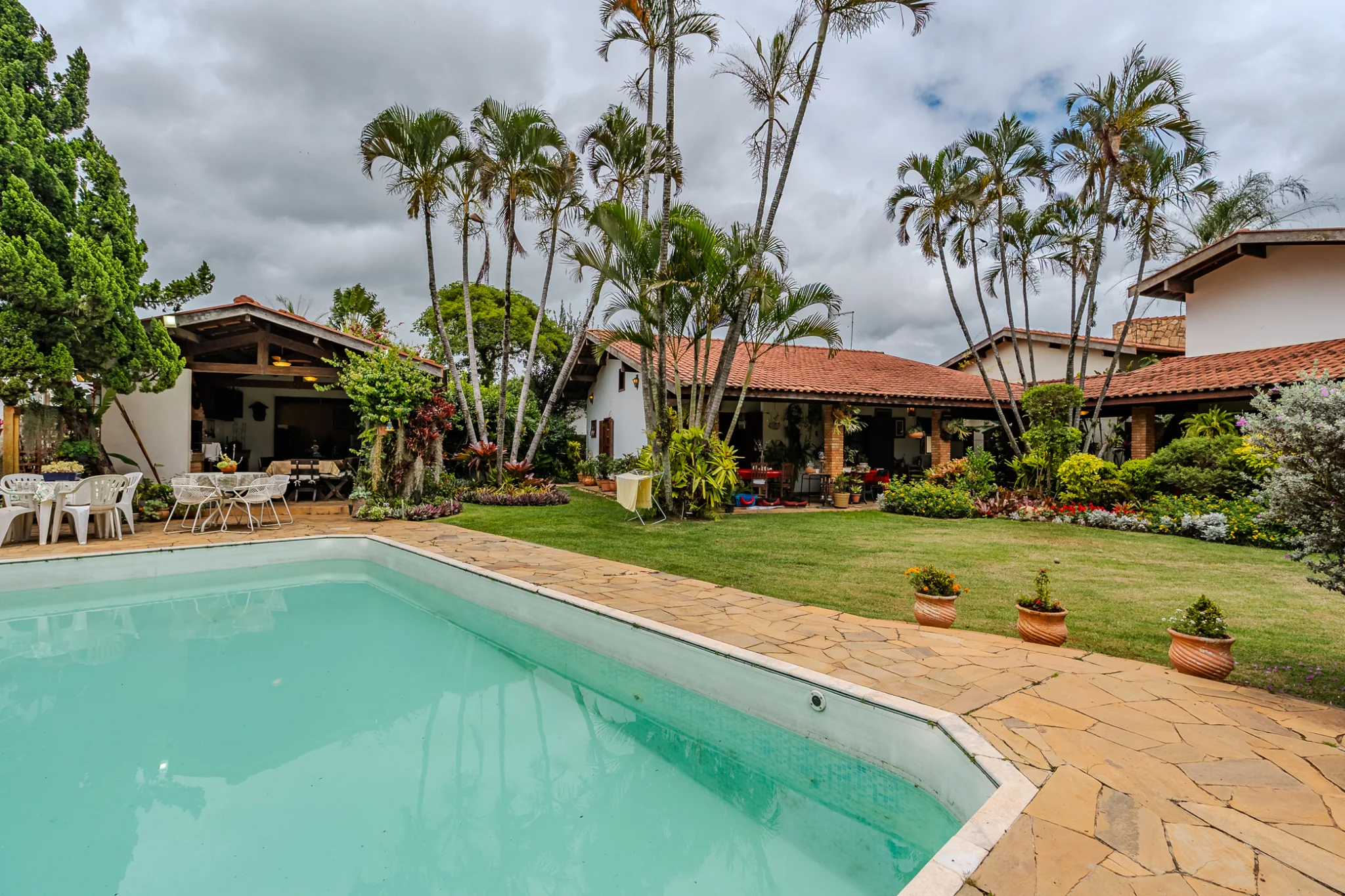 Casa à venda com 4 dormitórios no Condomínio Village Paineiras em Pindamonhangaba/SP. 
