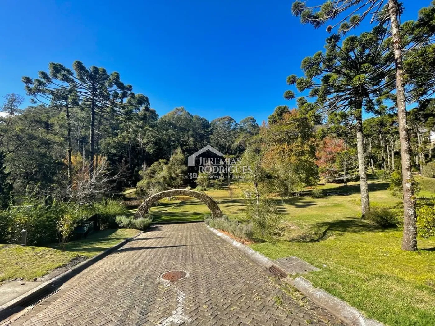 Terreno à venda com 1.068,58 m² no Condomínio Reserva Figueiredo em Campos do Jordão/SP.