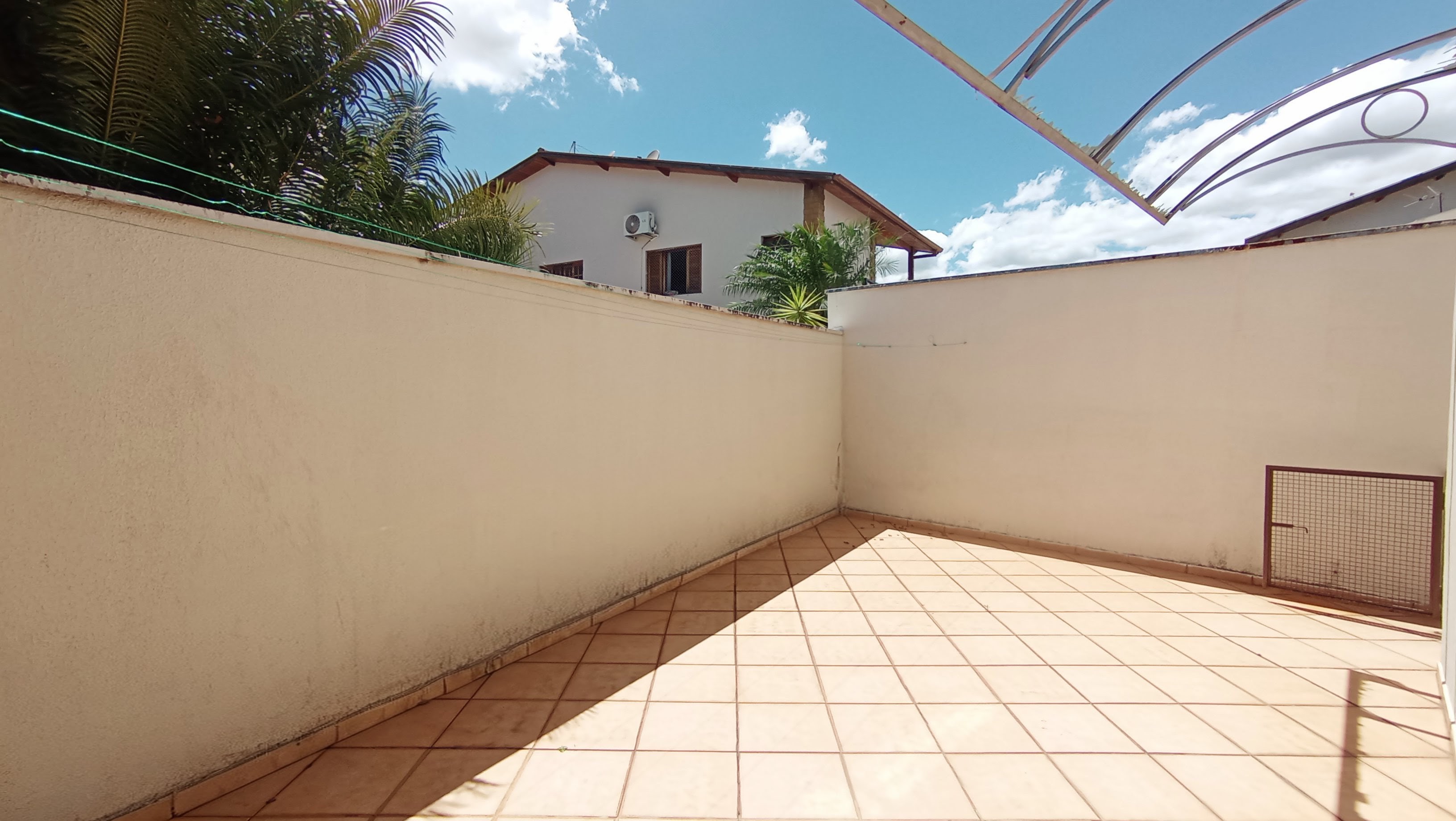 Casa para venda e locação com 3 dormitórios no Condomínio Vale dos Príncipes em Taubaté/SP.