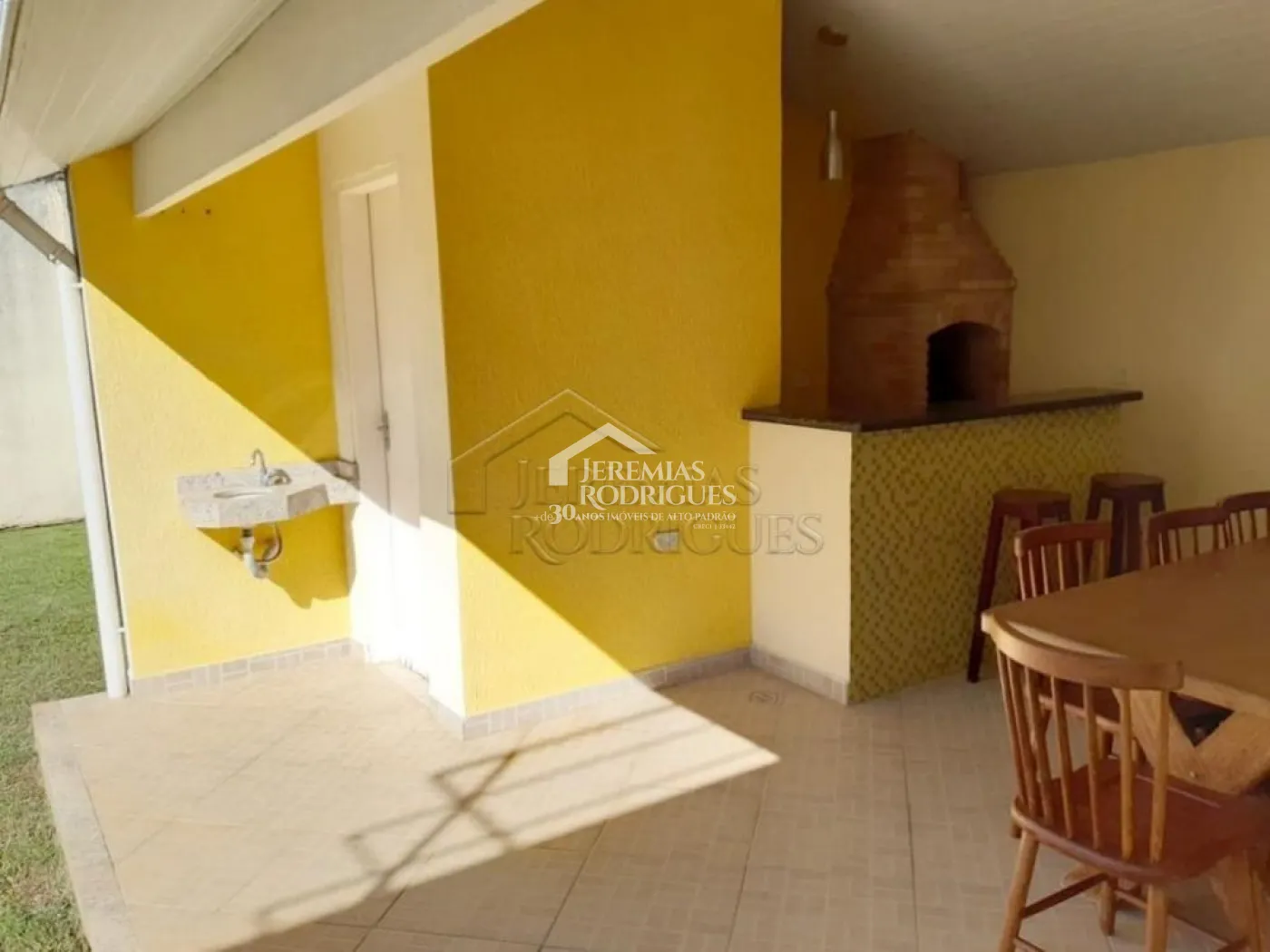 Casa à venda com 3 dormitórios no Condomínio Jatobá em Tremembé/SP.