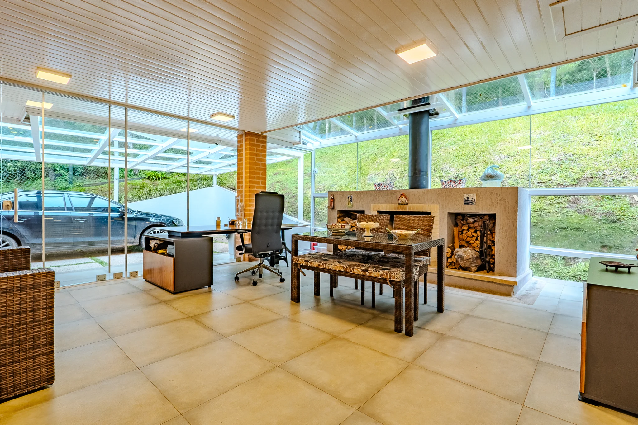 Casa à venda com 4 suítes no Parque Pedra do Baú em Campos do Jordão/SP. 