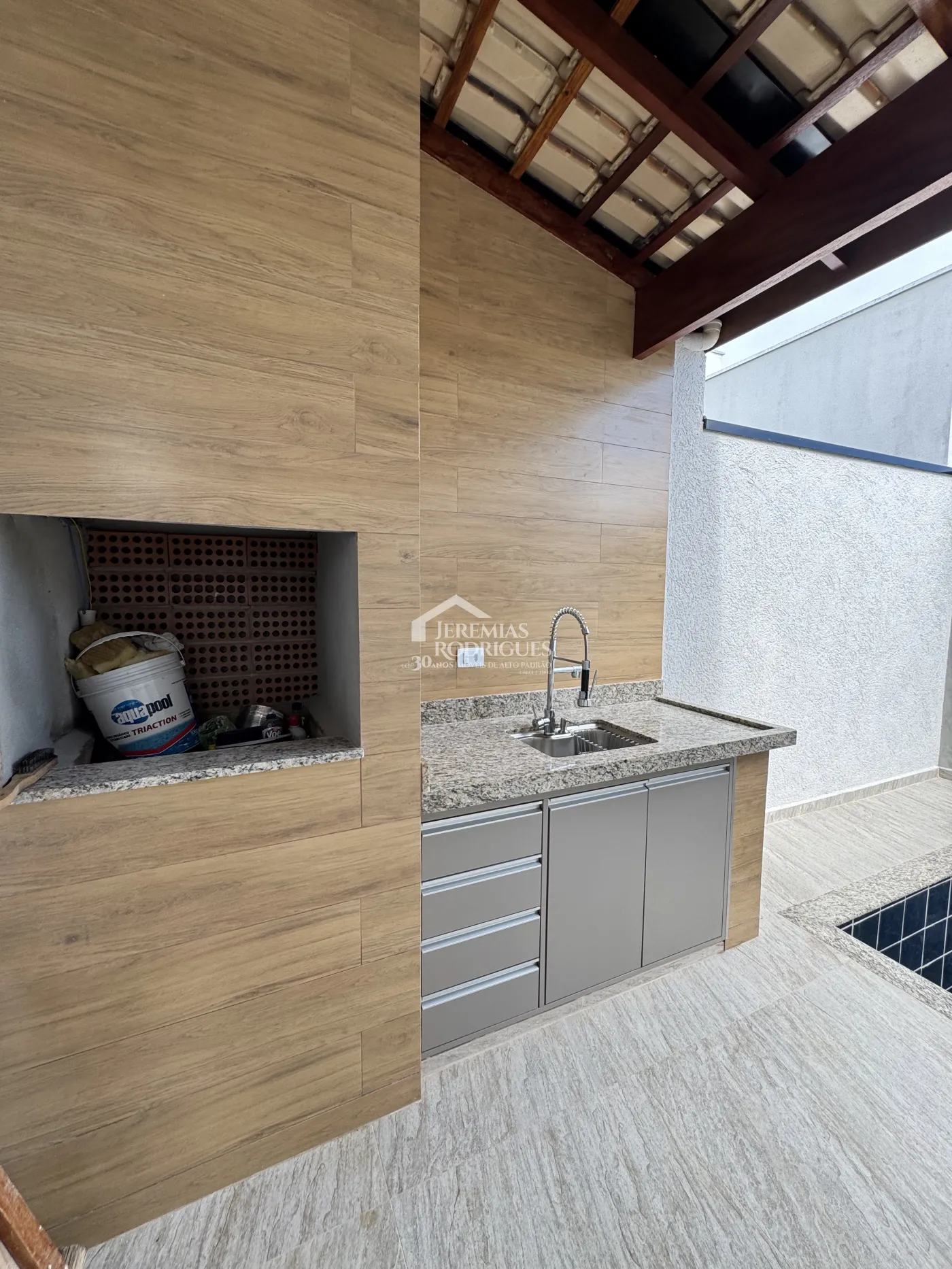 Casa à venda com 3 dormitórios no Condomínio Residencial Laguna em Pindamonhangaba/SP.