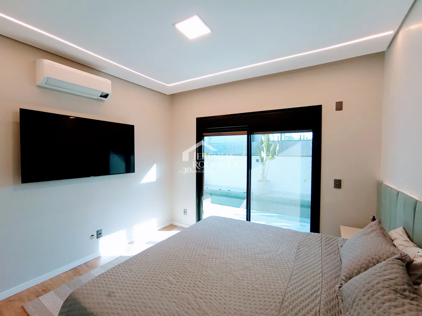 Casa à venda com 5 dormitórios no Condomínio Reserva dos Lagos em Pindamonhangaba/SP.