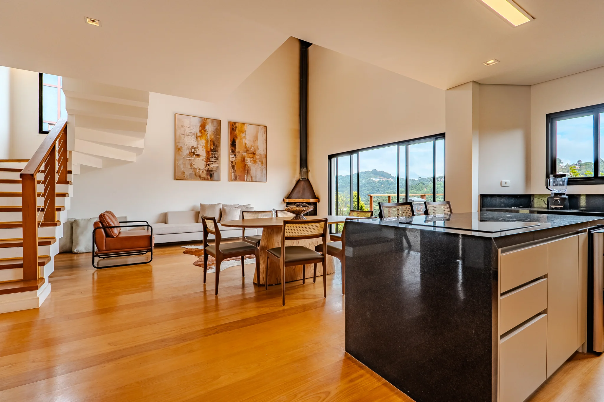 Casa à venda com 4 suítes no Condomínio Beverly Hills em Campos do Jordão/SP. 