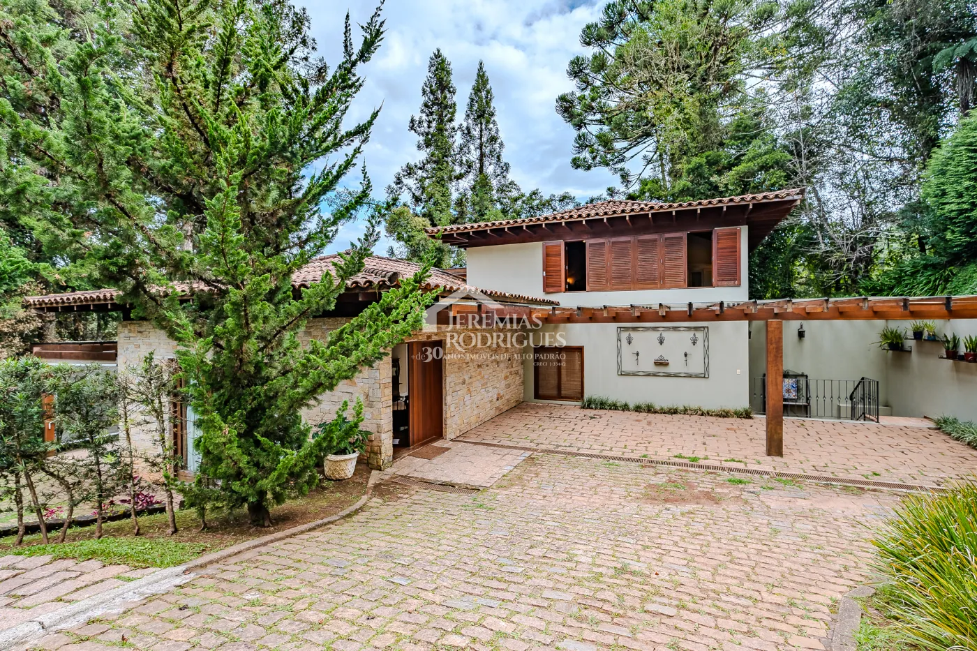 Casa para venda com 5 suítes no Condomínio Villandry em Campos do Jordão/SP