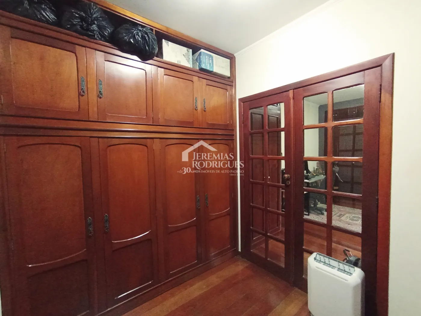 Casa para venda e locação com 3 suítes no bairro Parque das Flores em Taubaté/SP.