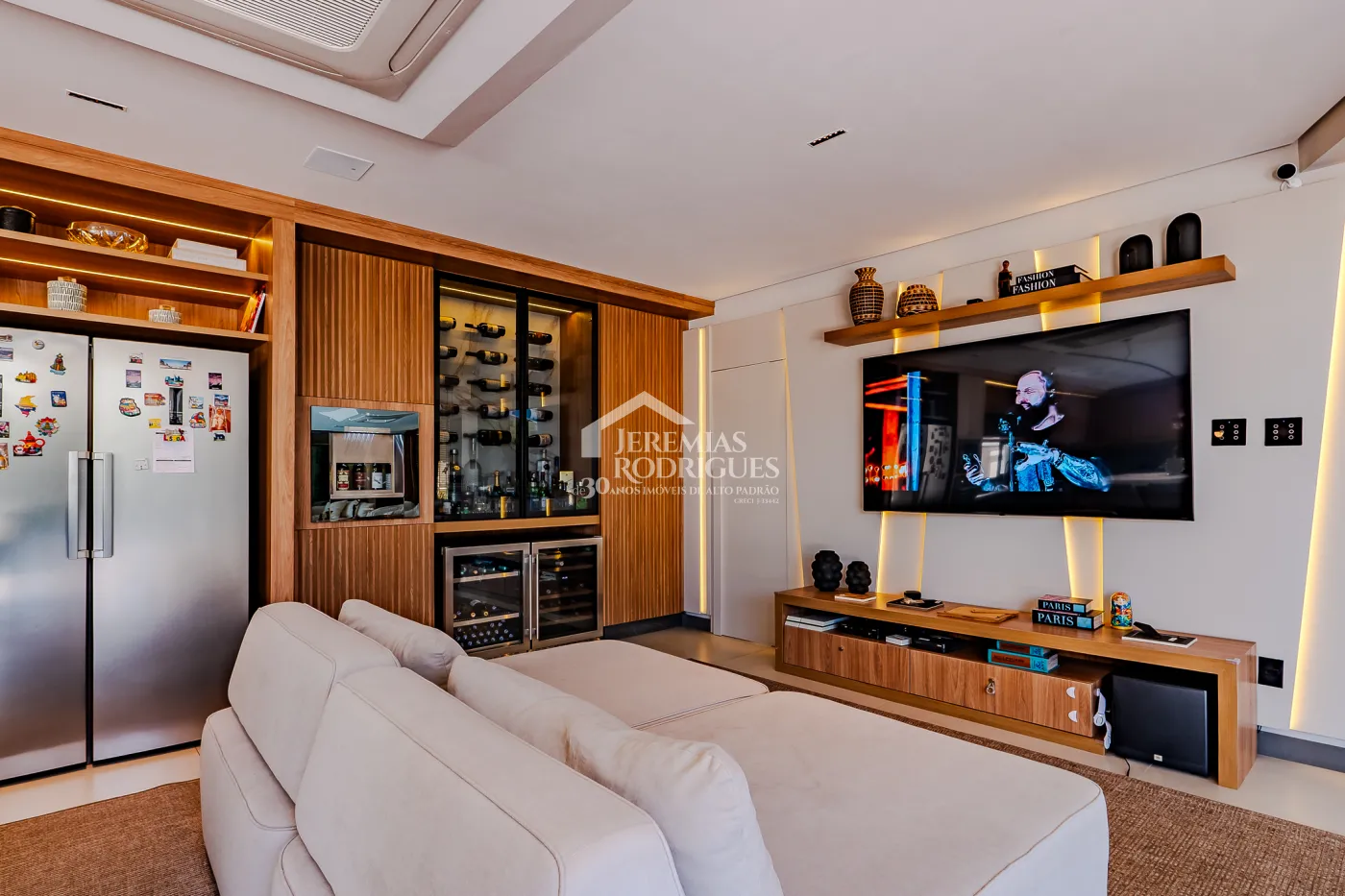 Casa à venda com 4 suítes no Condomínio Taubaté Village em Taubaté/SP.