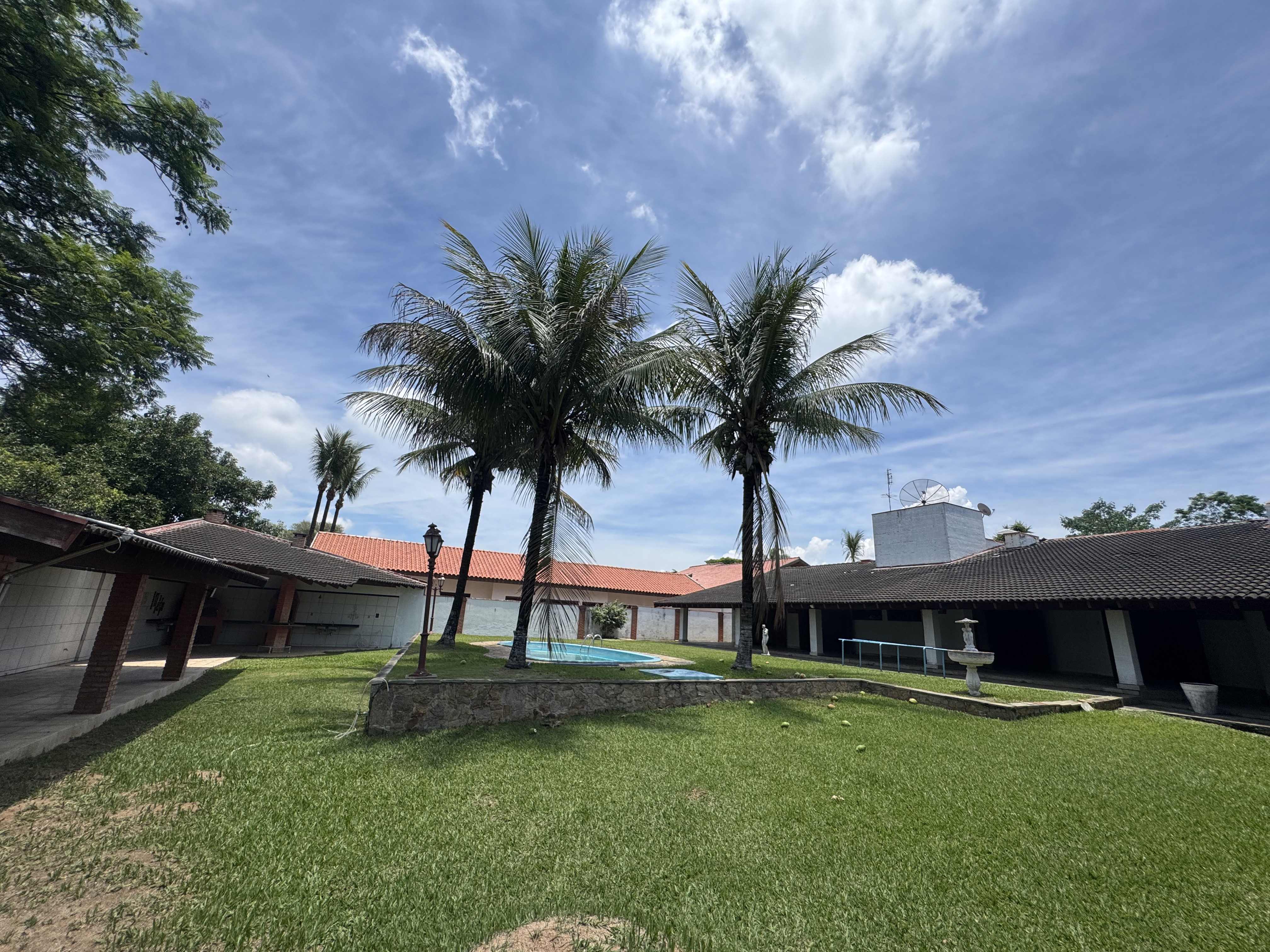 Casa à venda com 5 dormitórios no Condomínio Village Paineiras em Pindamonhangaba/SP.