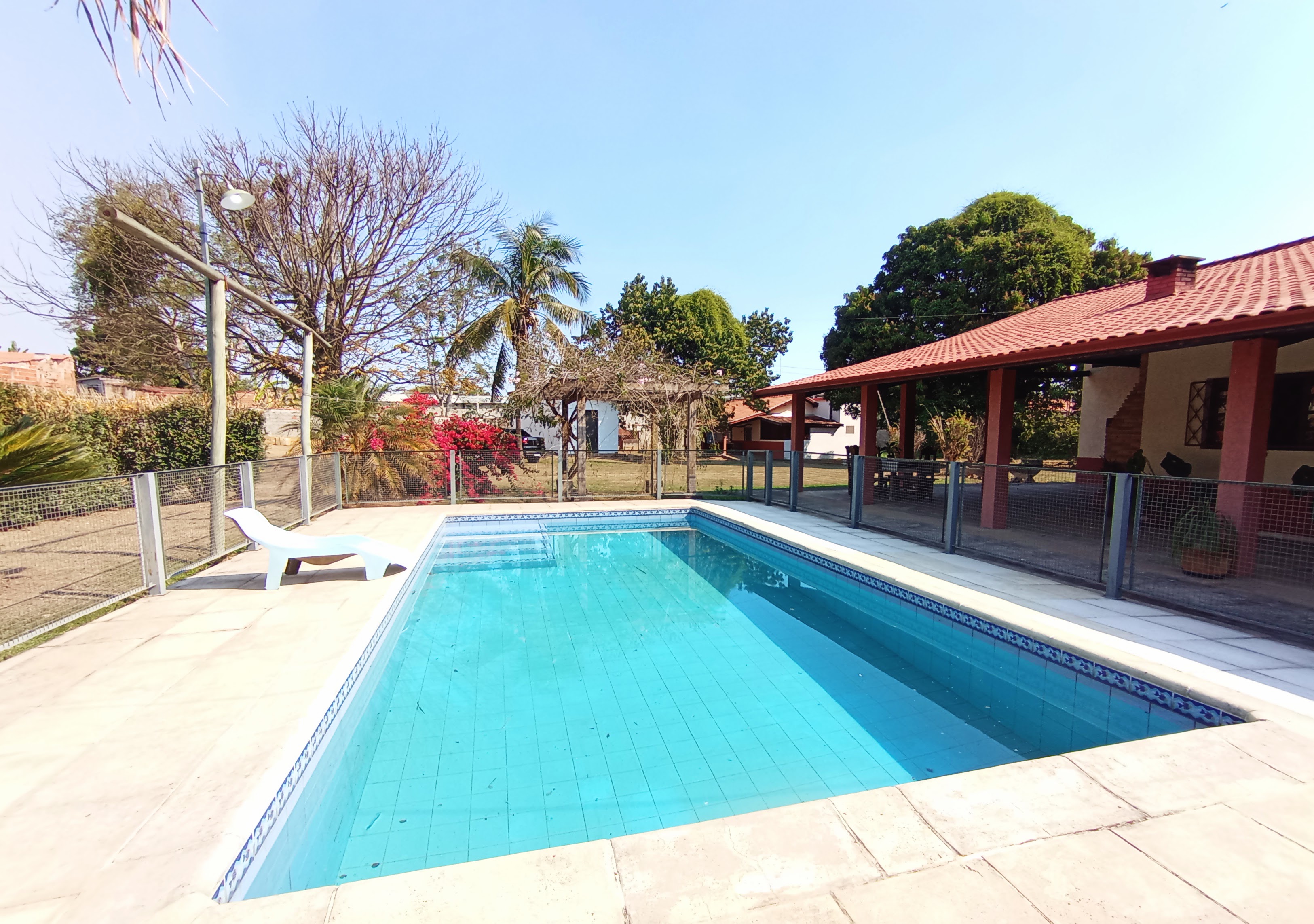 Chácara para venda e locação com 3 dormitórios no bairro Santana em Pindamonhangaba/SP.