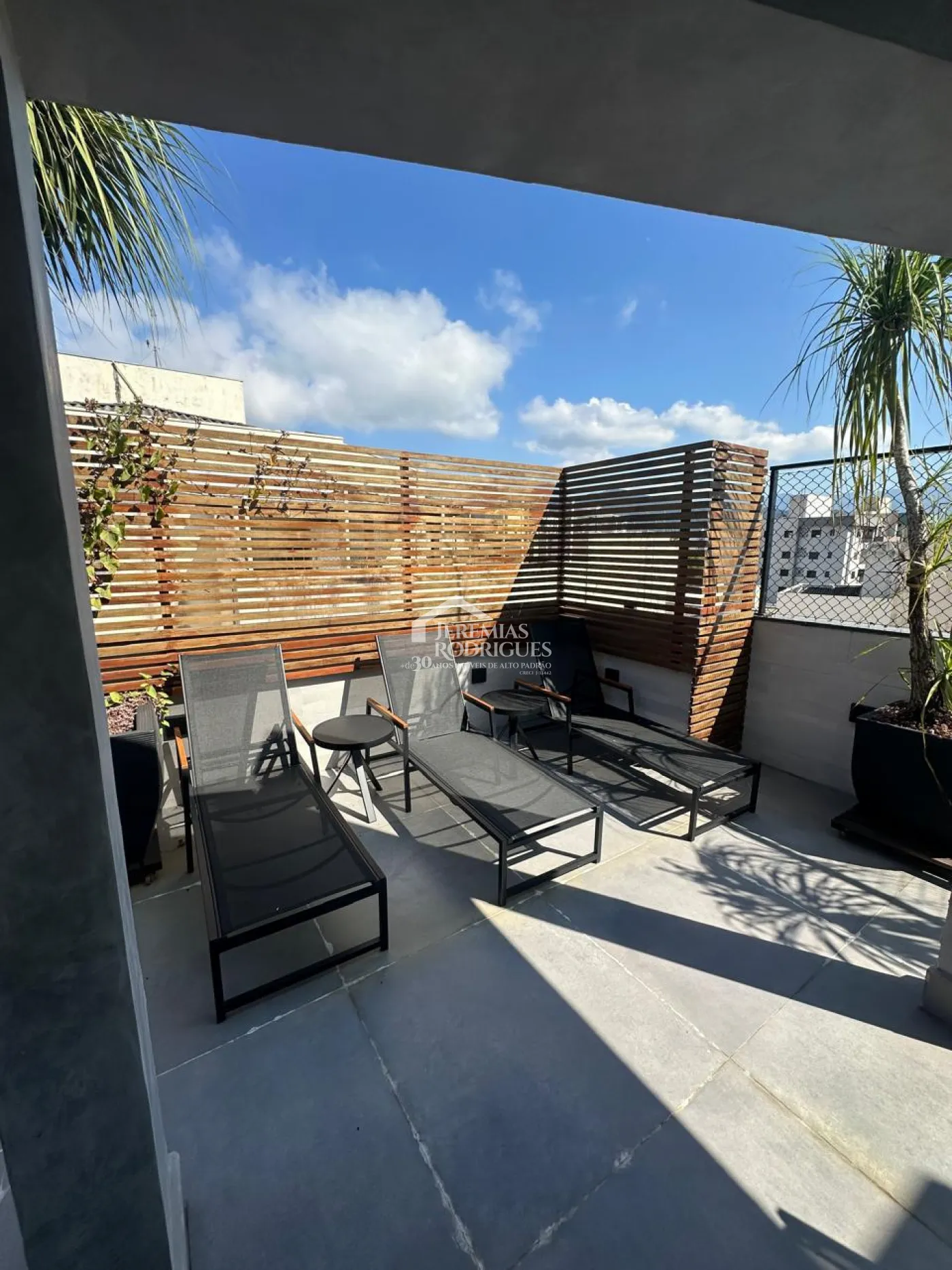 Apartamento duplex à venda com 3 dormitórios, 194 m² no Condomínio Lauro Rezende em Ubatuba/SP.