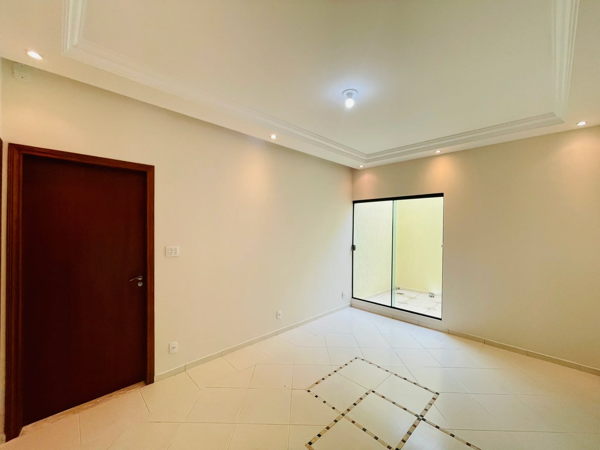 Casa à venda com 3 dormitórios no bairro Jardim das Nações em Taubaté/SP. 