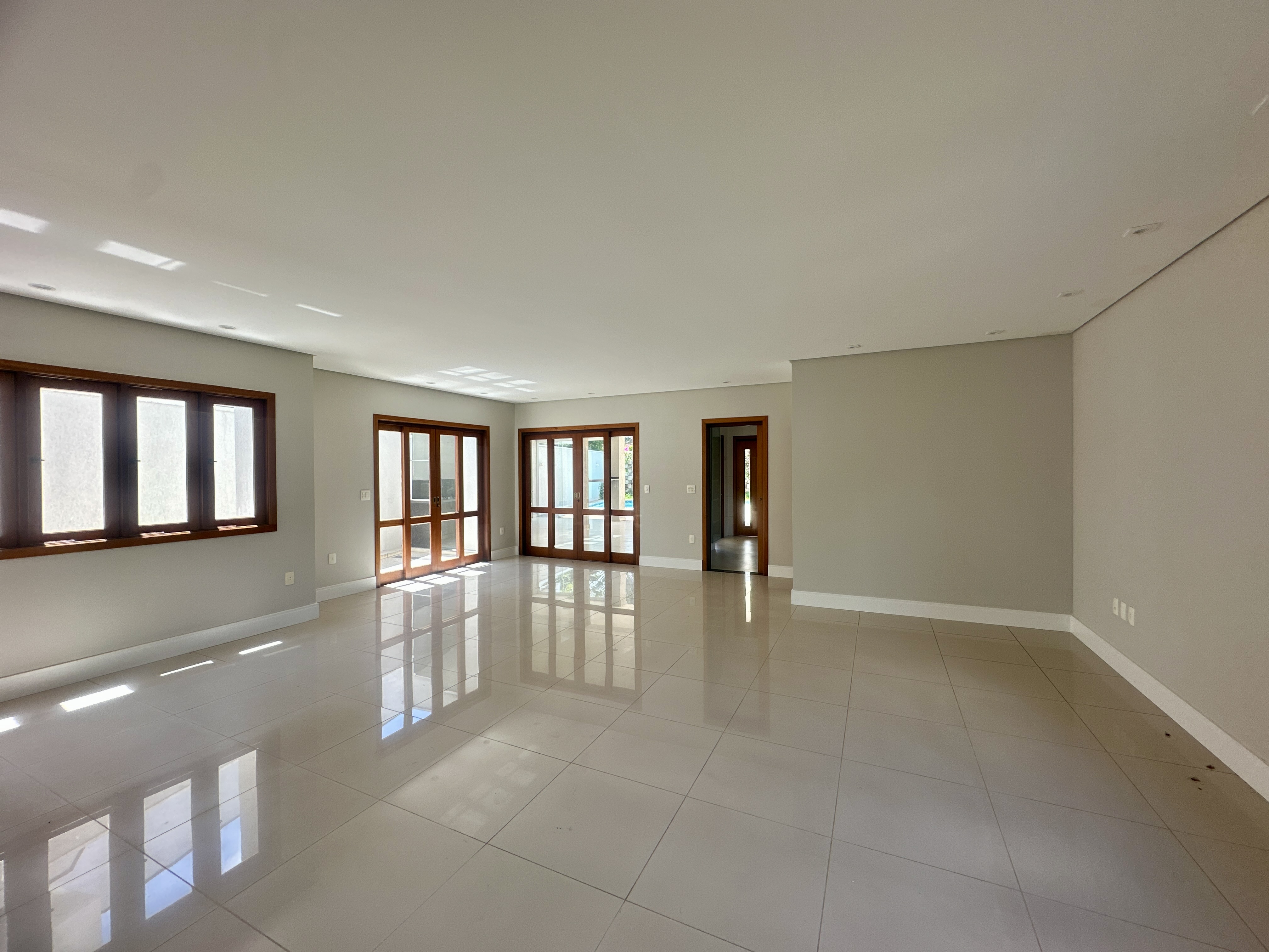 Casa para locação com 3 suítes no Condomínio Taubaté Village em Taubaté/SP. 