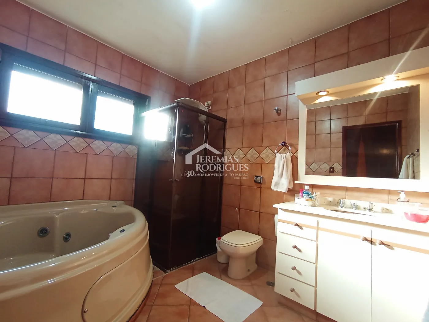 Casa à venda com 4 dormitórios no Condomínio Village Paineiras em Pindamonhangaba/SP.