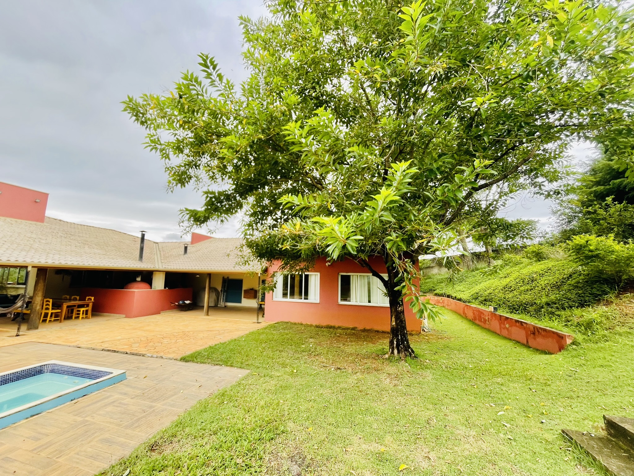 Casa à venda com 4 dormitórios no Condomínio São Félix do Cataguá em Taubaté/SP.