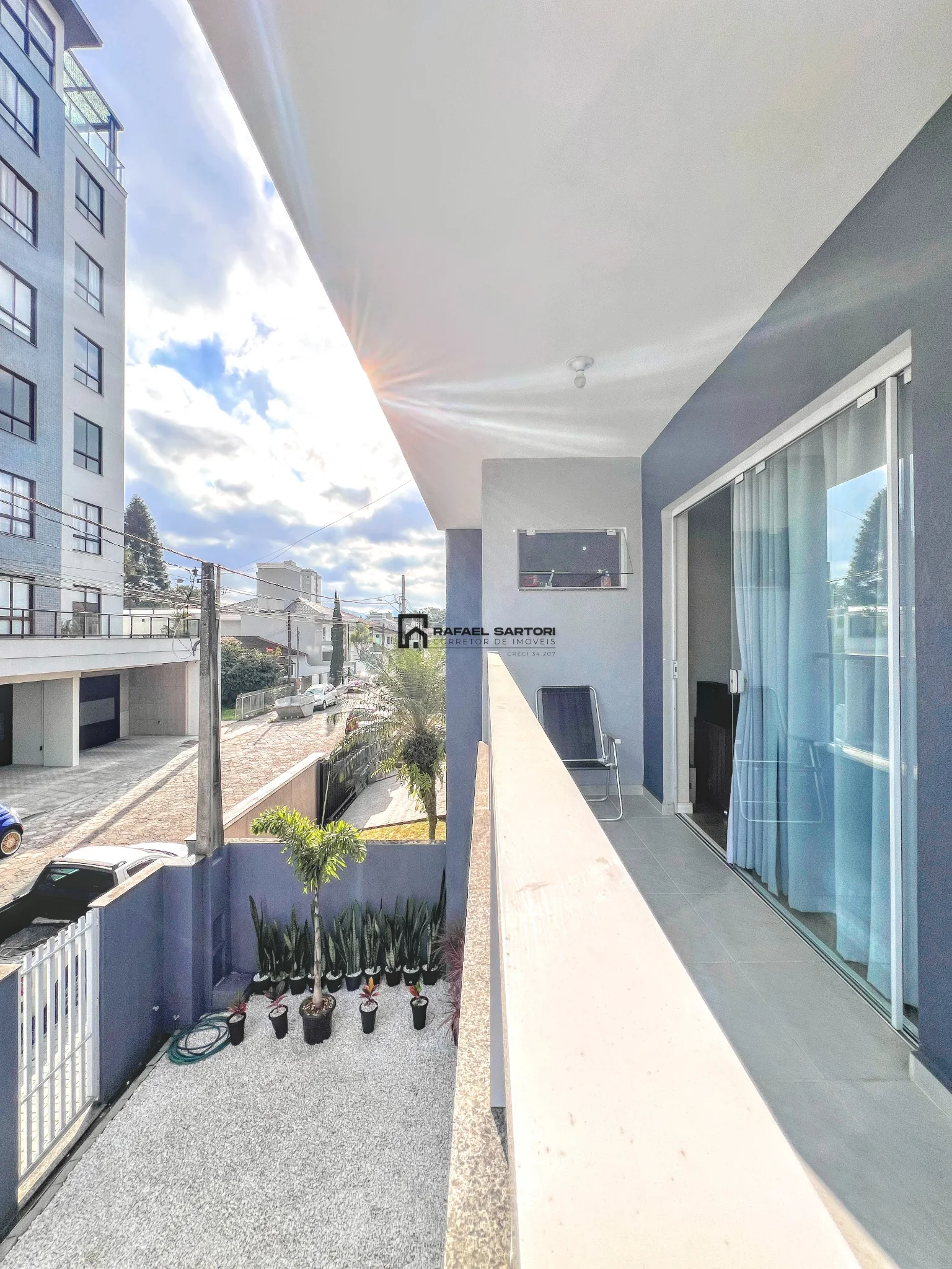 CASA EM MEIO LOTE NO CENTRO