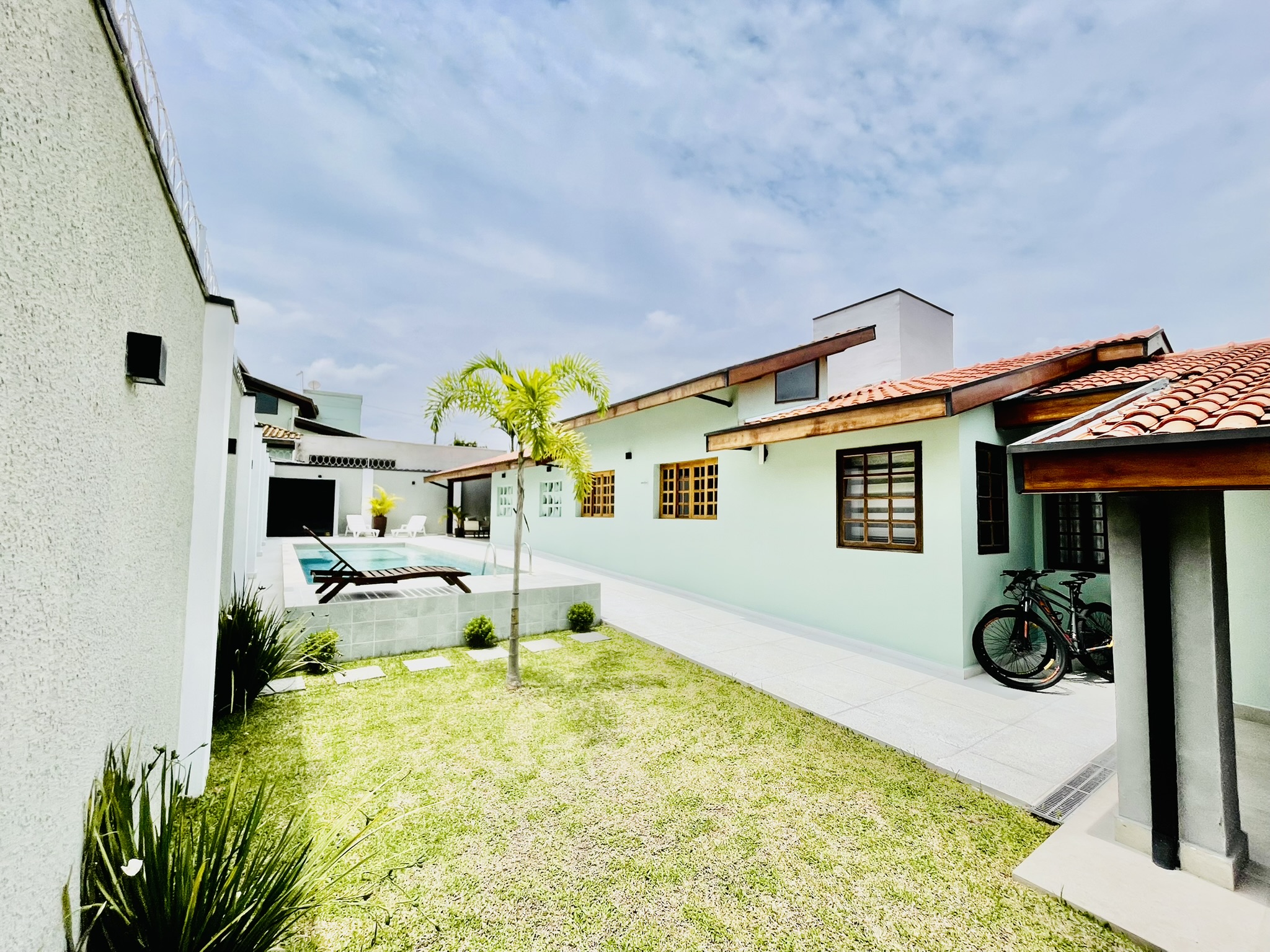 Casa à venda com 3 dormitórios no Condomínio Portal dos Ipês em Taubaté/SP.
