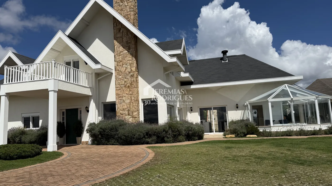 Casa à venda com 4 suítes no Condomínio Jardim Monte Belo em Campos do Jordão/SP.