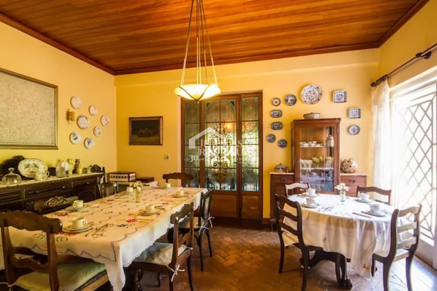 Casa à venda com 4 suítes no bairro Descansópolis em Campos do Jordão/SP.