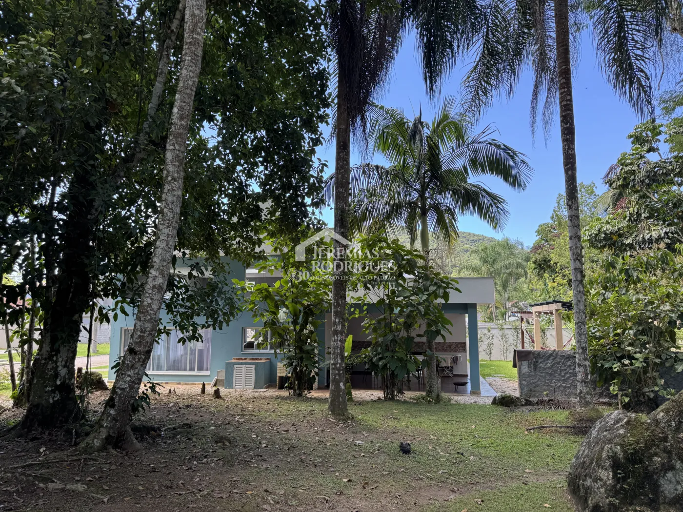 Casa à venda com 3 suítes no Condomínio Capitanias em Ubatuba/SP.