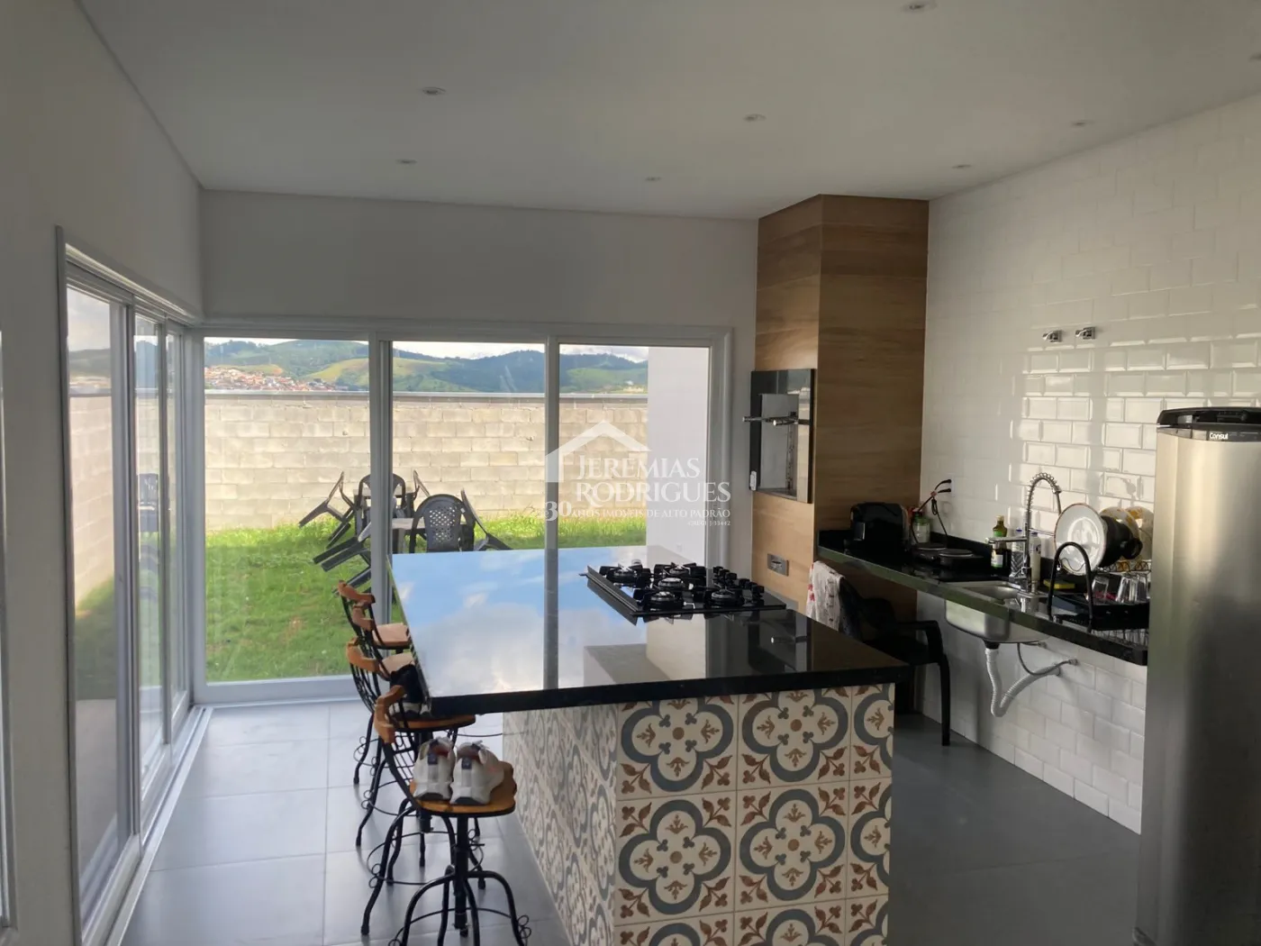 Casa assobradada à venda com 3 dormitórios no Condomínio Cataguá Way Norte em Taubaté/SP.